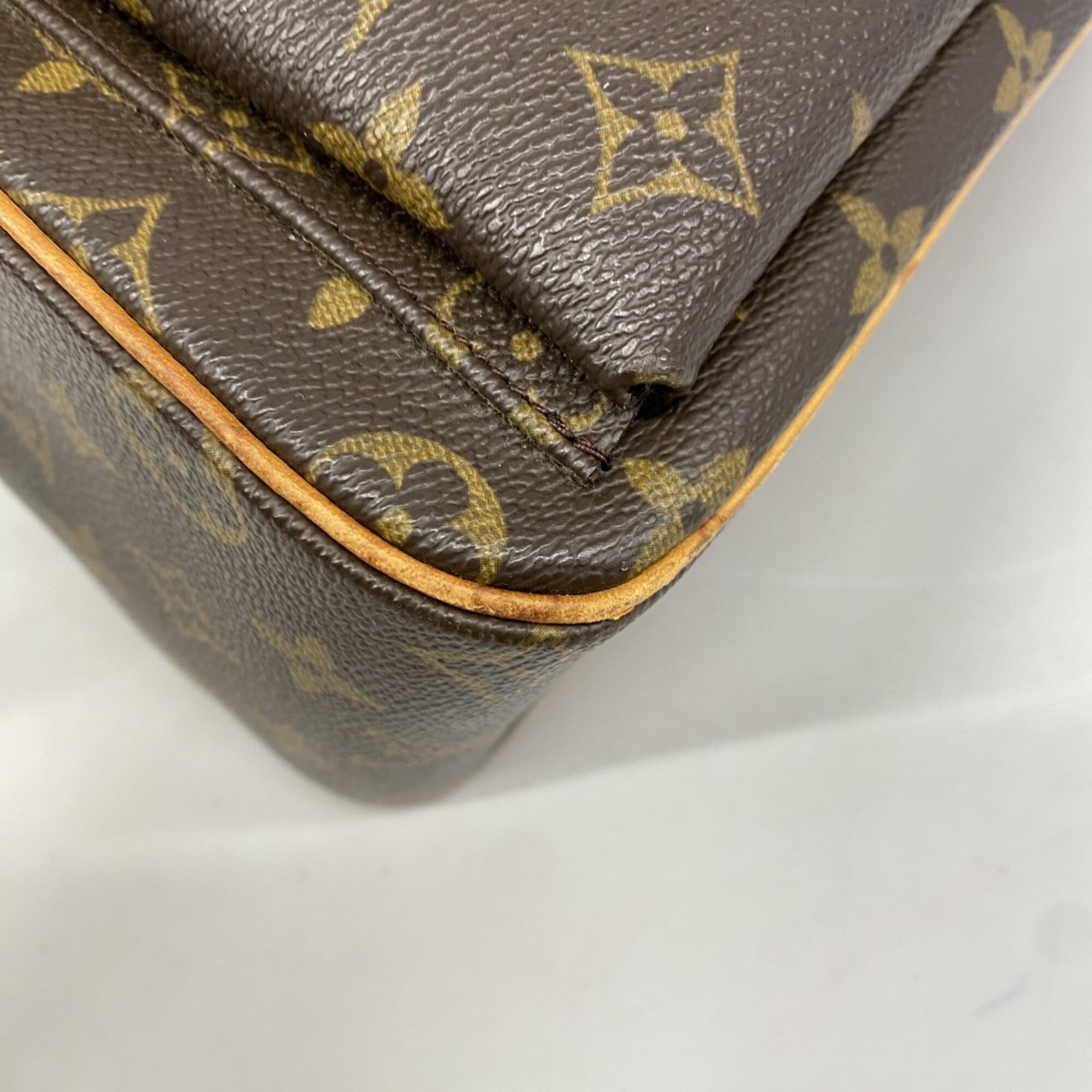 Louis Vuitton Brown Shoulder Bag (Pre-Owned)