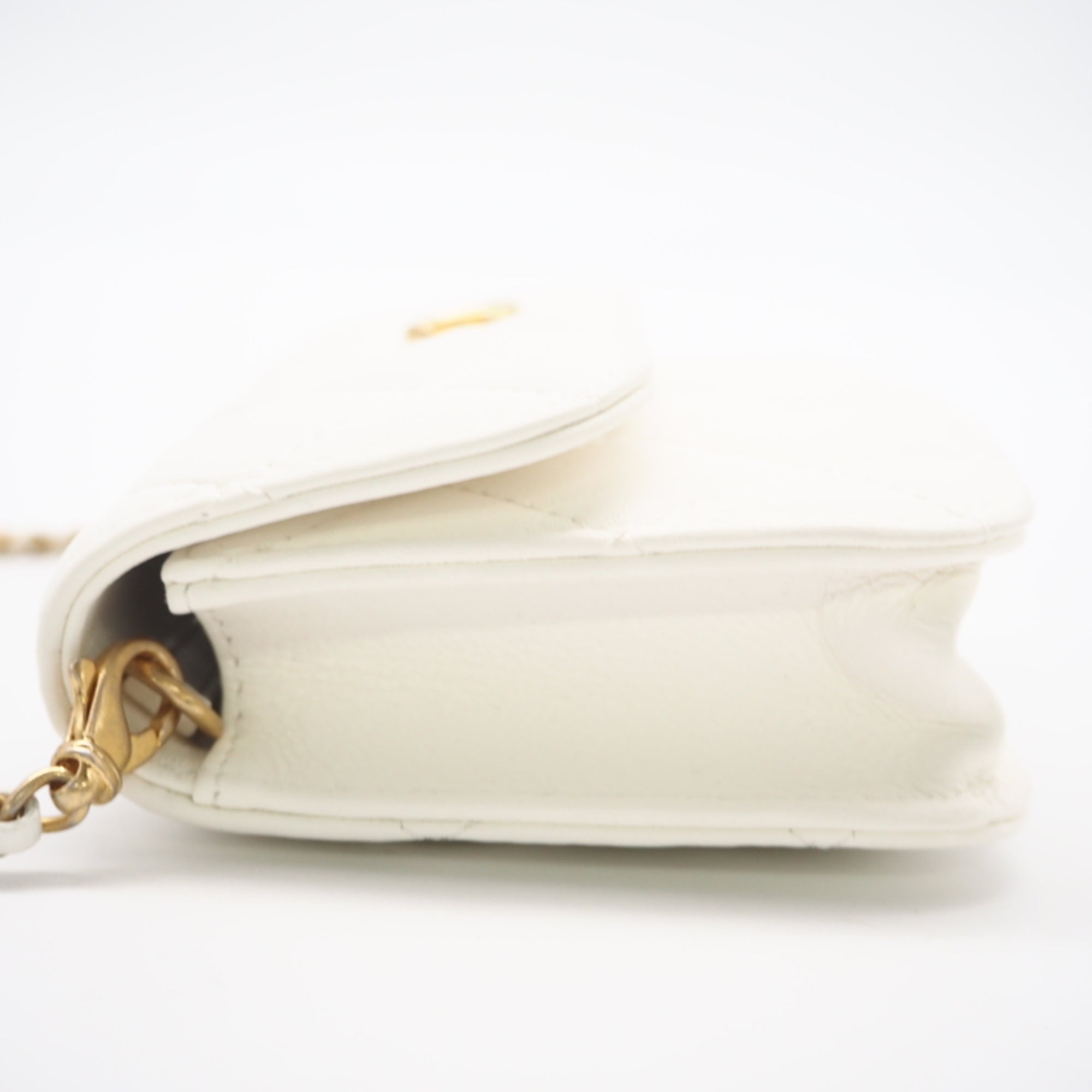 Chanel White Leather Shoulder Bag (Pre-Owned)