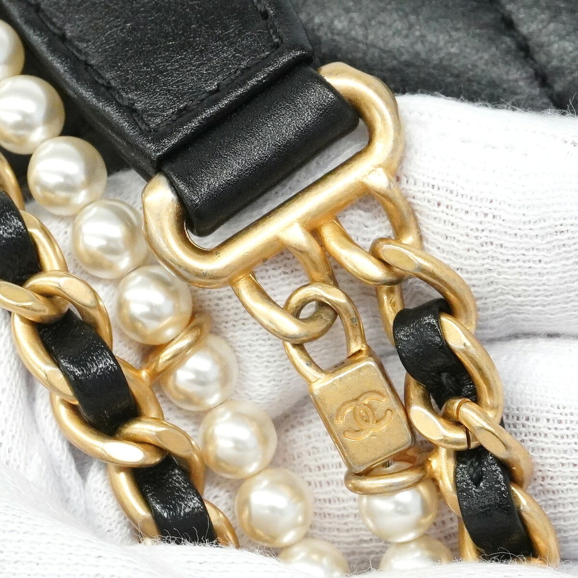 Chanel Black Leather Shoulder Bag (Pre-Owned)