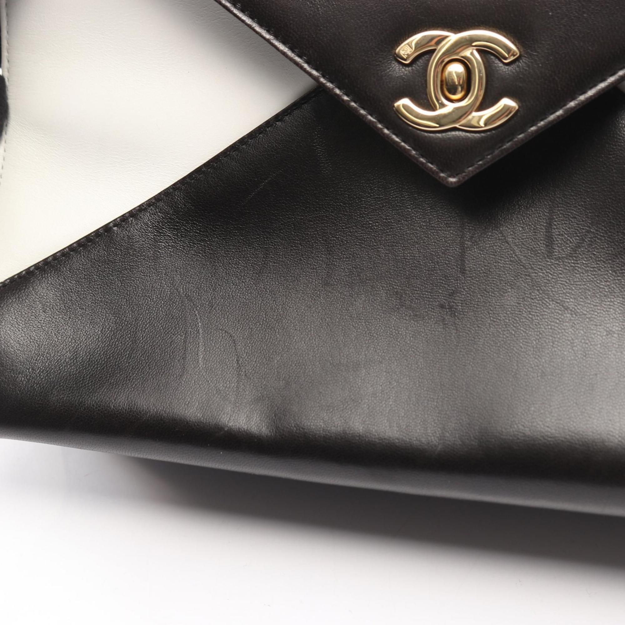 Chanel Black White Leather Shoulder Bag (Pre-Owned)