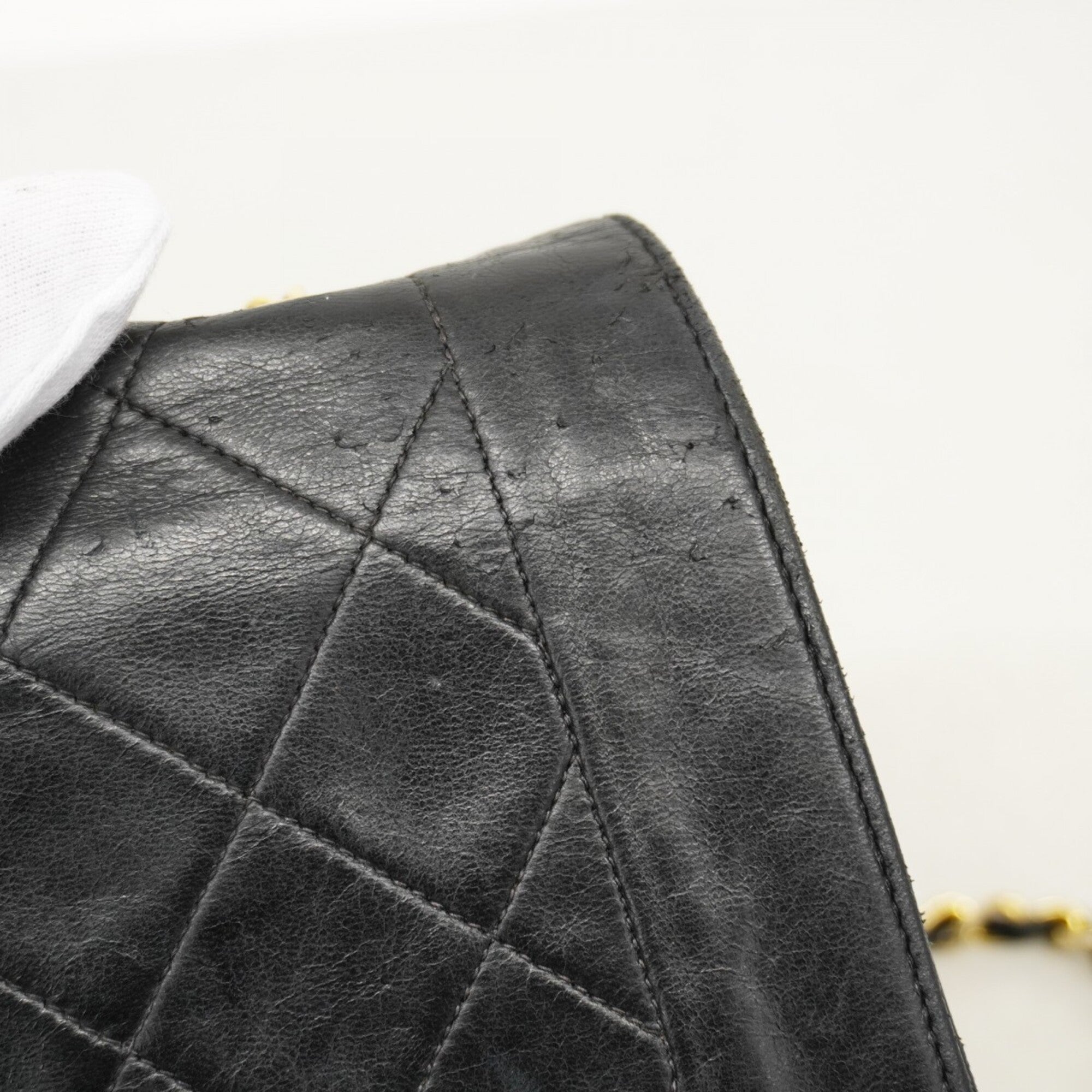 Chanel Black Leather Shoulder Bag (Pre-Owned)