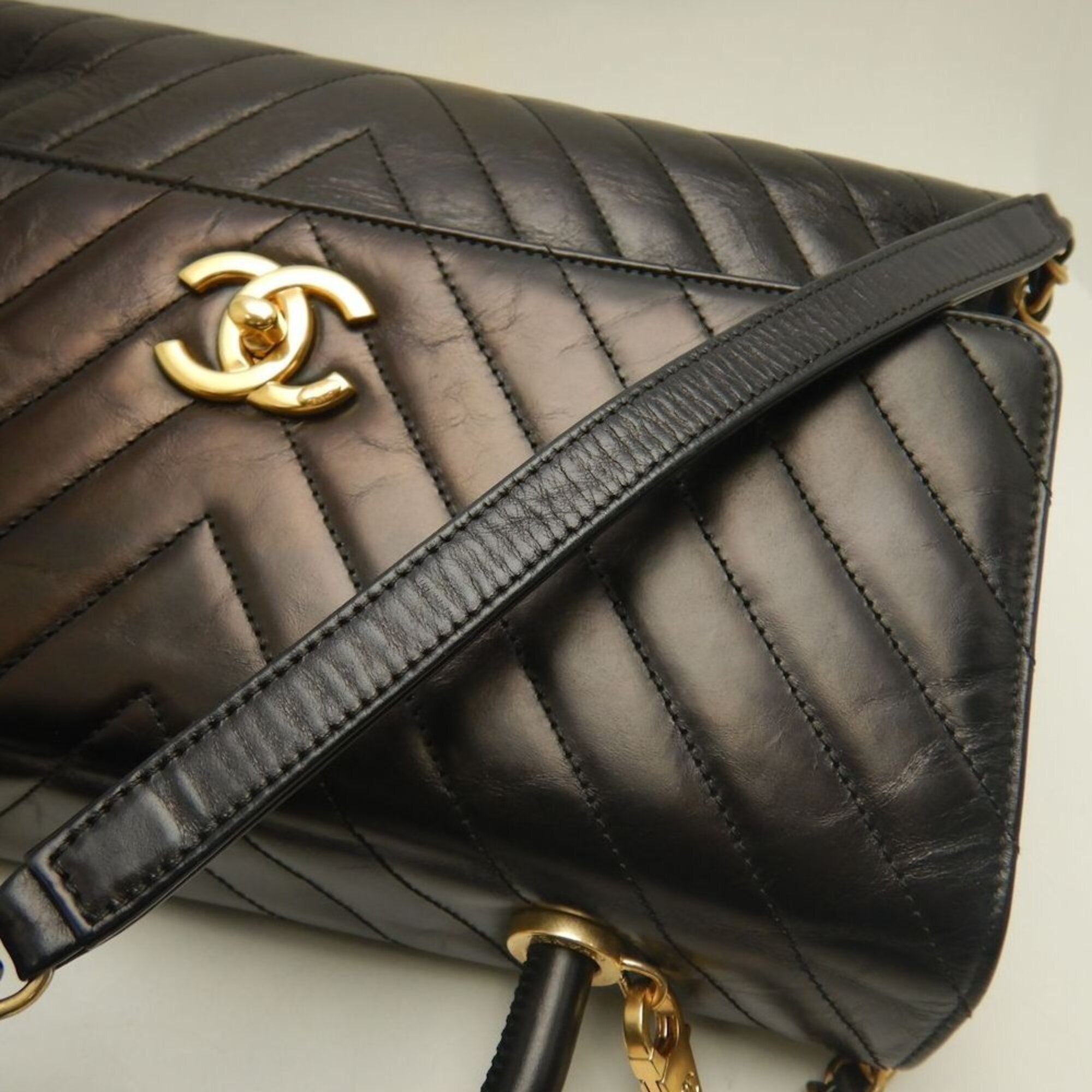 Chanel Black Leather Handbag (Pre-Owned)