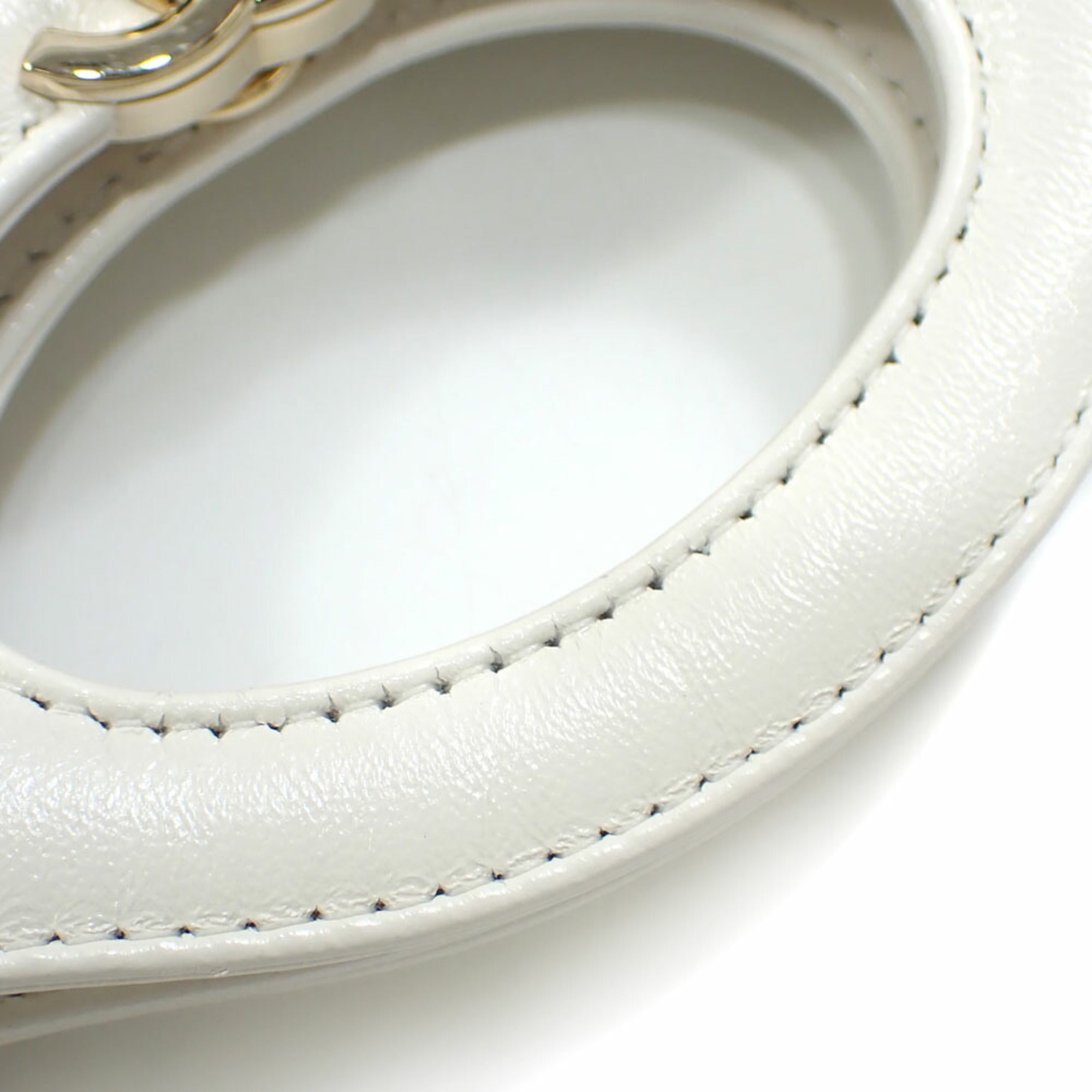 Chanel Matelasse White Leather Shoulder Bag (Pre-Owned)