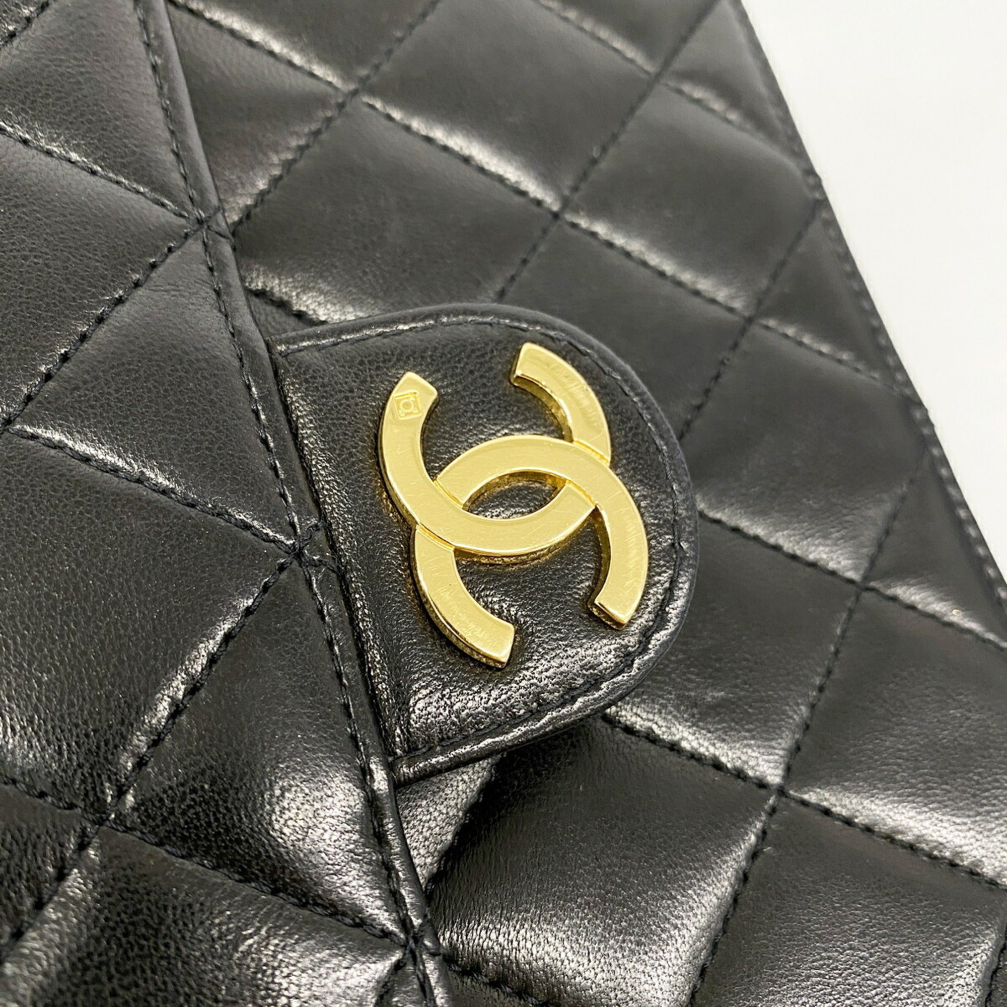 Chanel Black Leather Shoulder Bag (Pre-Owned)