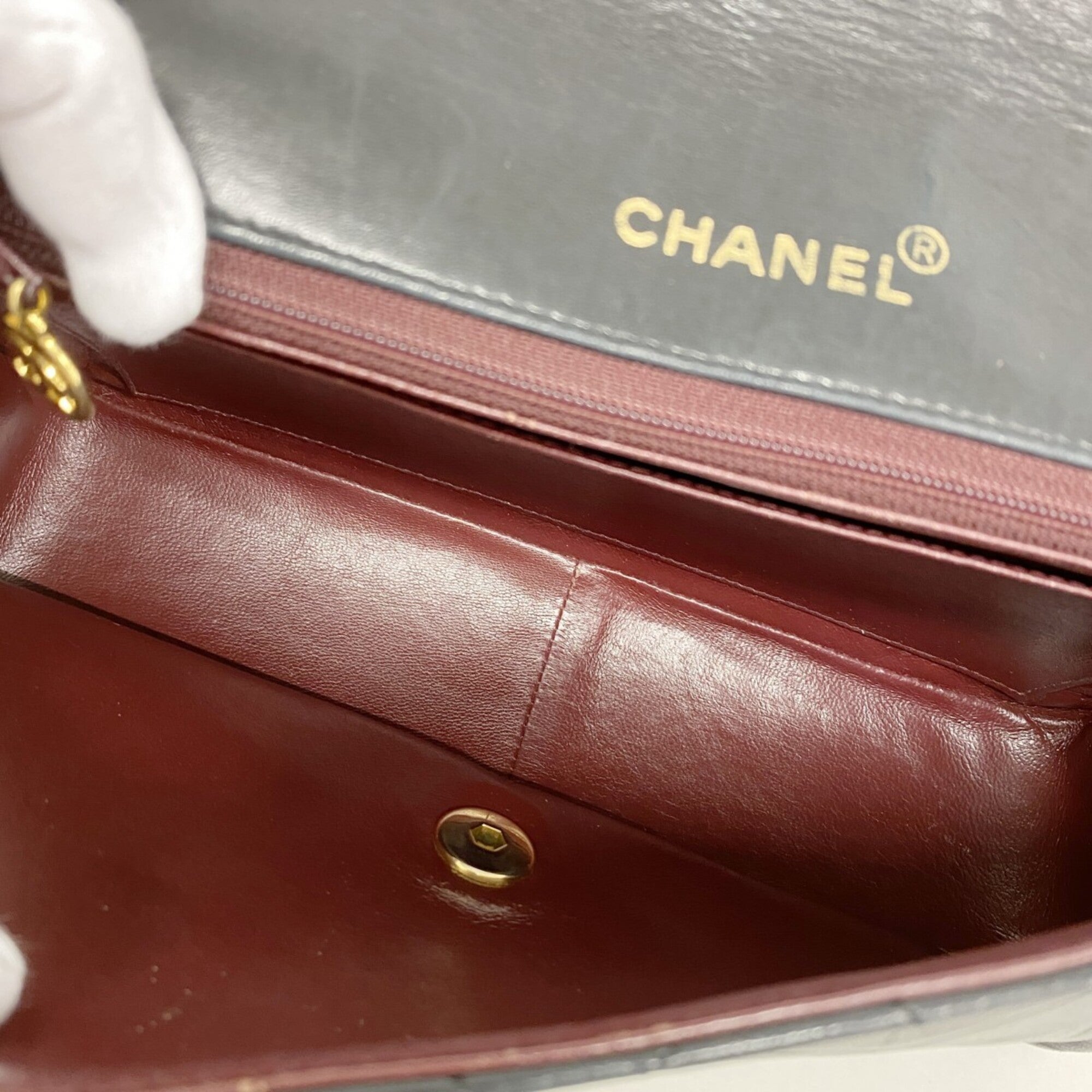 Chanel Black Leather Shoulder Bag (Pre-Owned)
