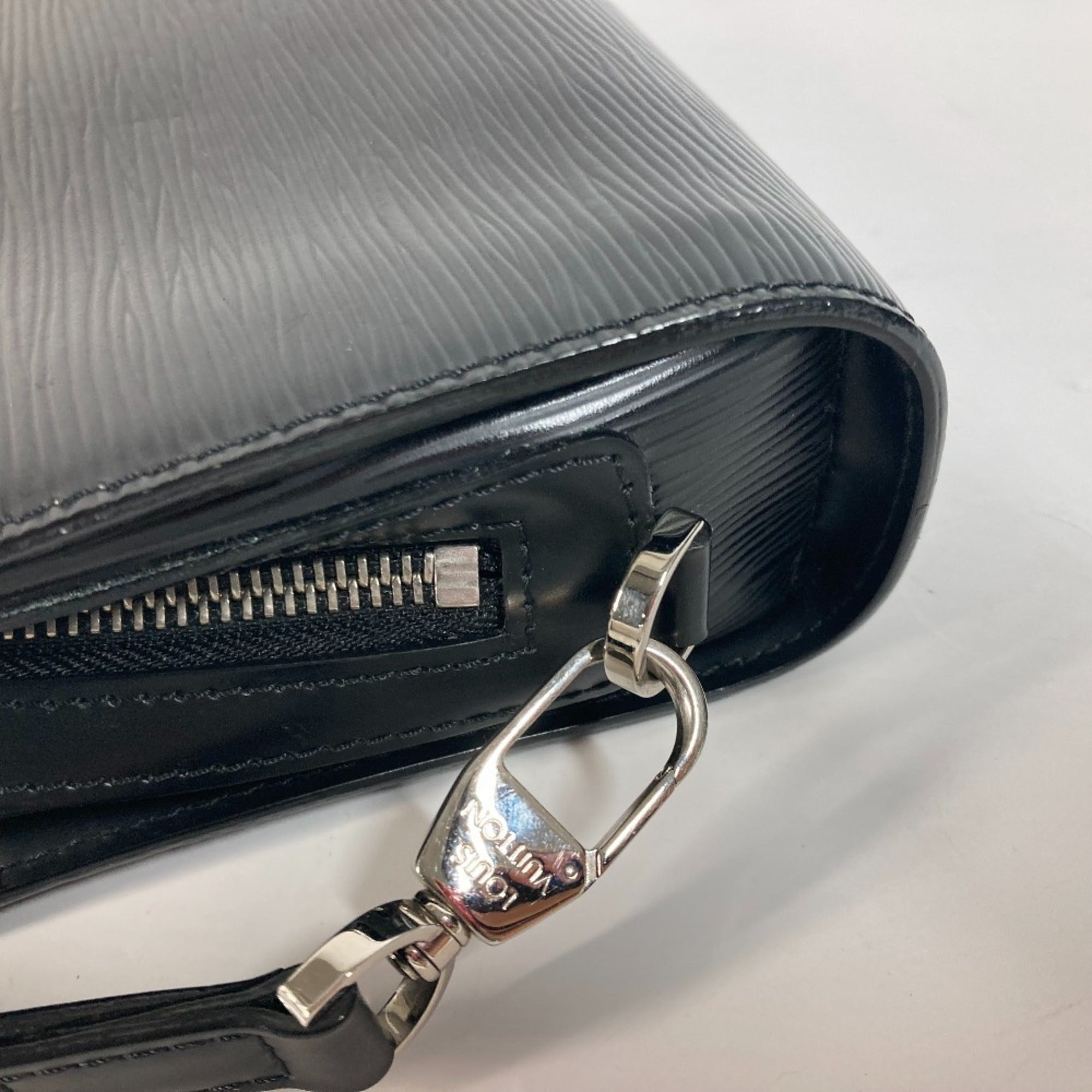 Louis Vuitton Black Noir Epi Leather Clutch Bag (Pre-Owned)