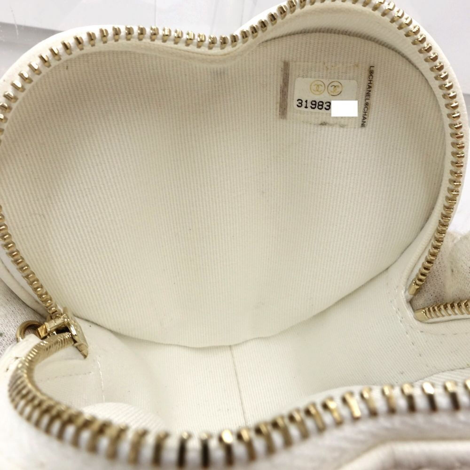Chanel White Leather Fanny Pack Sling Bag (Pre-Owned)