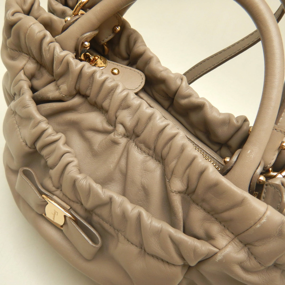 Salvatore Ferragamo Vara Light Beige Leather Handbag (Pre-Owned)