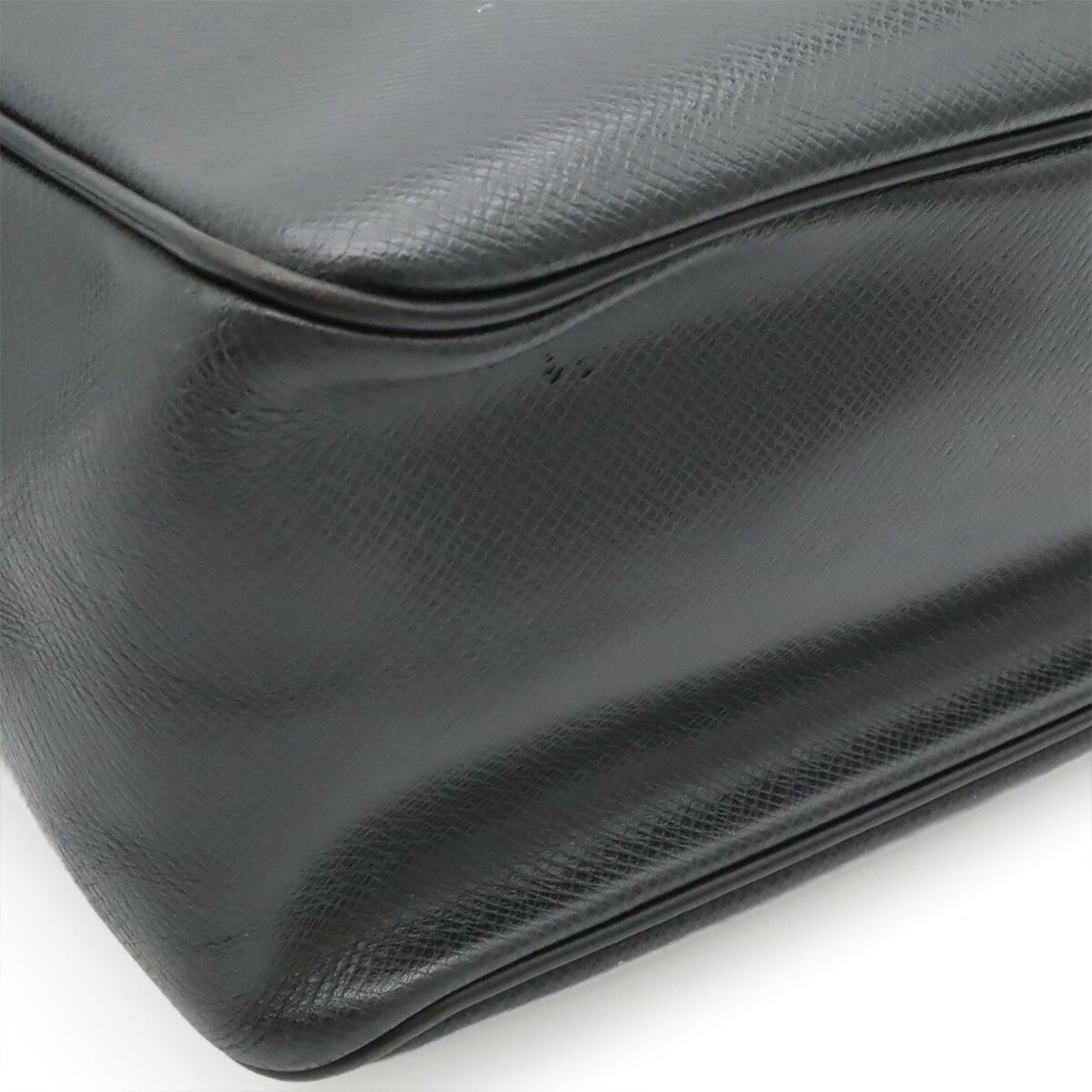 Louis Vuitton Ardoise Black Taiga Leather Shoulder Bag (Pre-Owned)