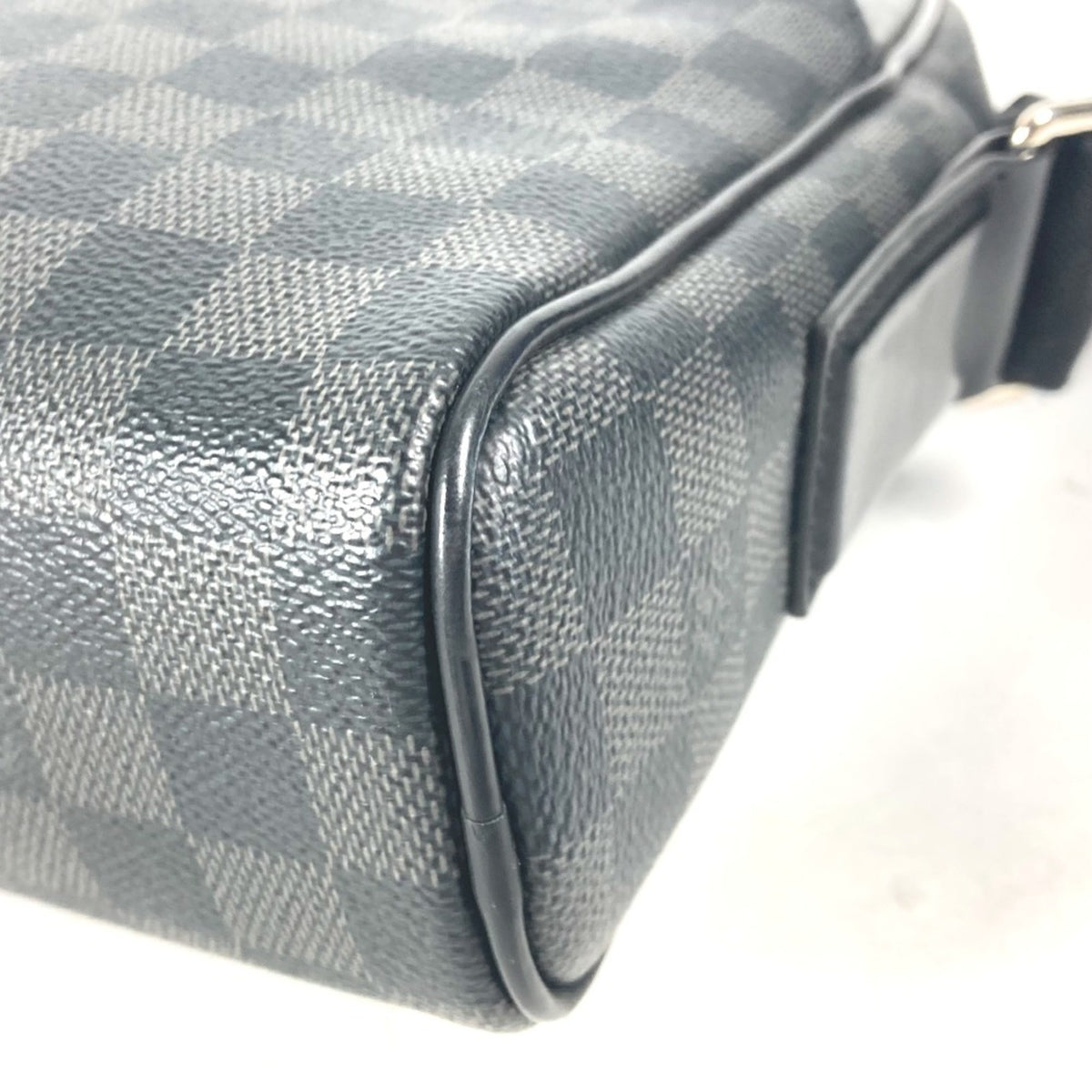 Louis Vuitton Black Damier Graphite Messenger Bag Shoulder Bag (Pre-Owned)