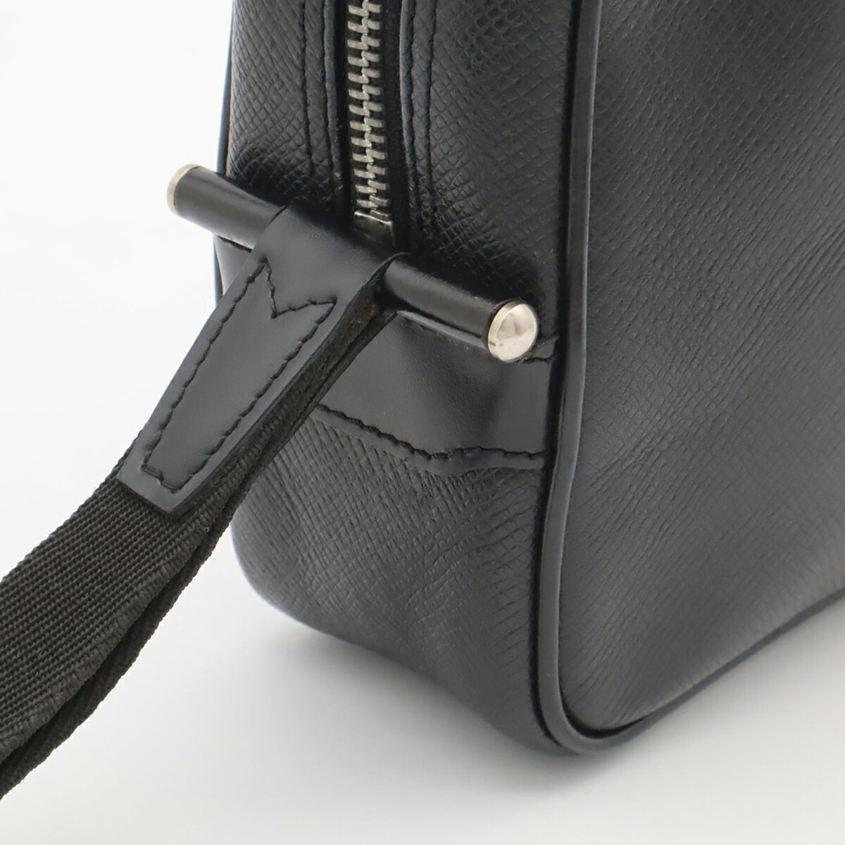 Louis Vuitton Black Leather Clutch Bag Handbag (Pre-Owned)