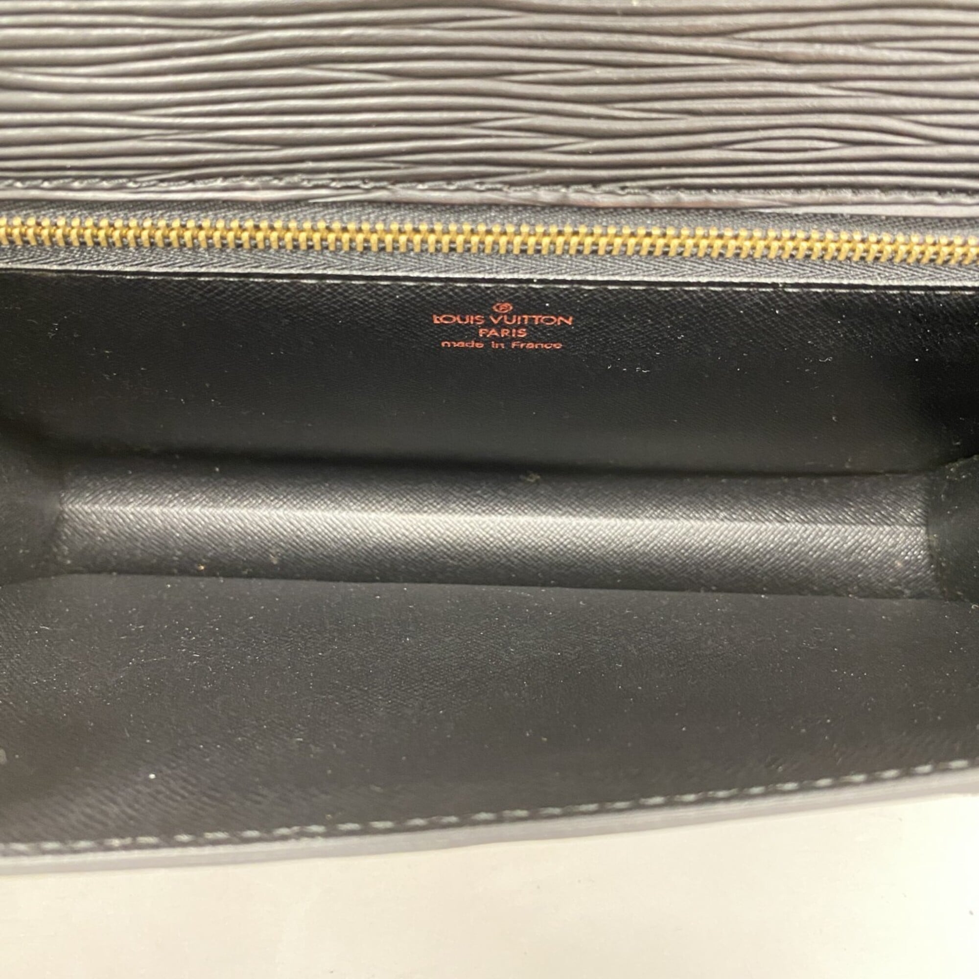 Louis Vuitton Noir Clutch Bag (Pre-Owned)