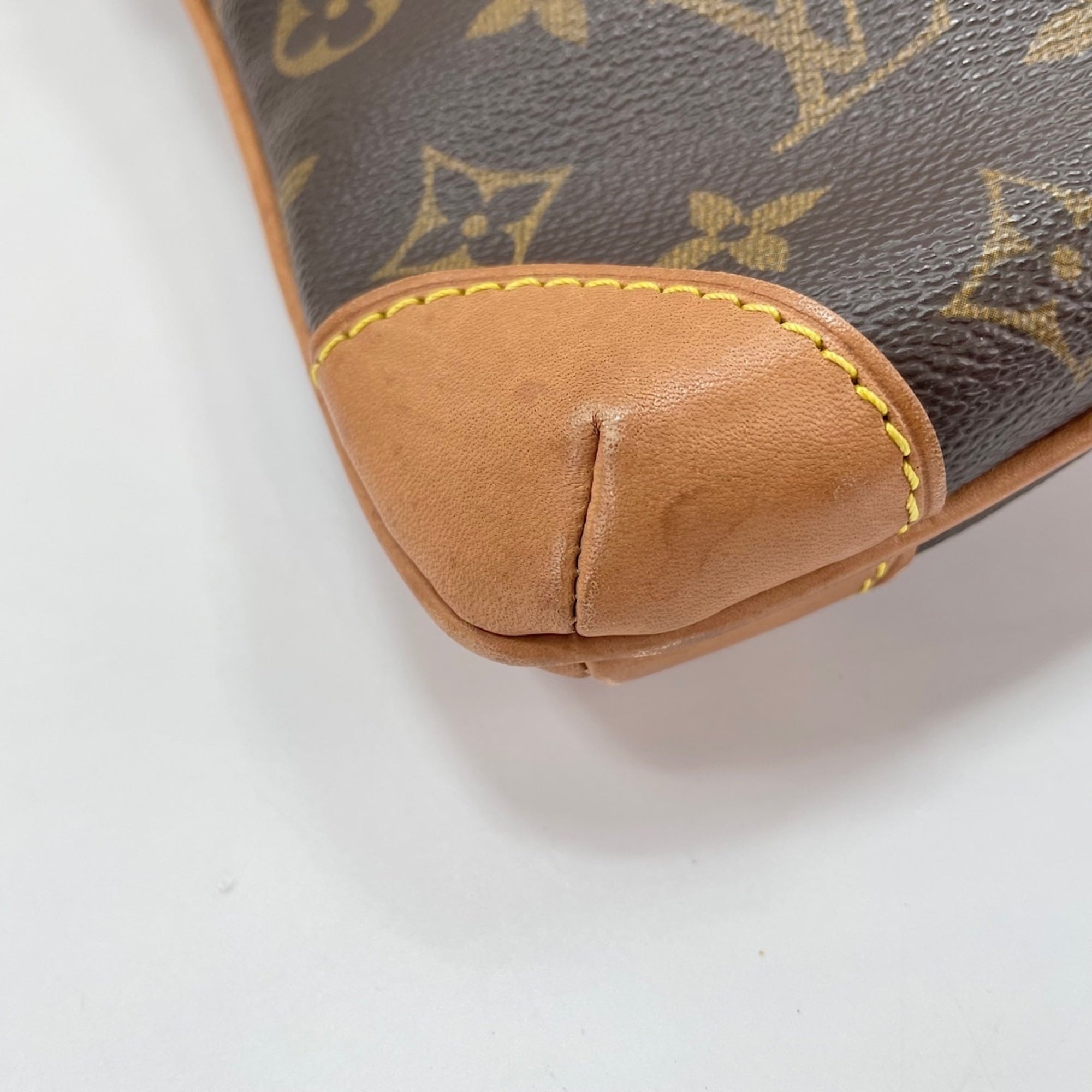 Louis Vuitton Brown Shoulder Bag (Pre-Owned)