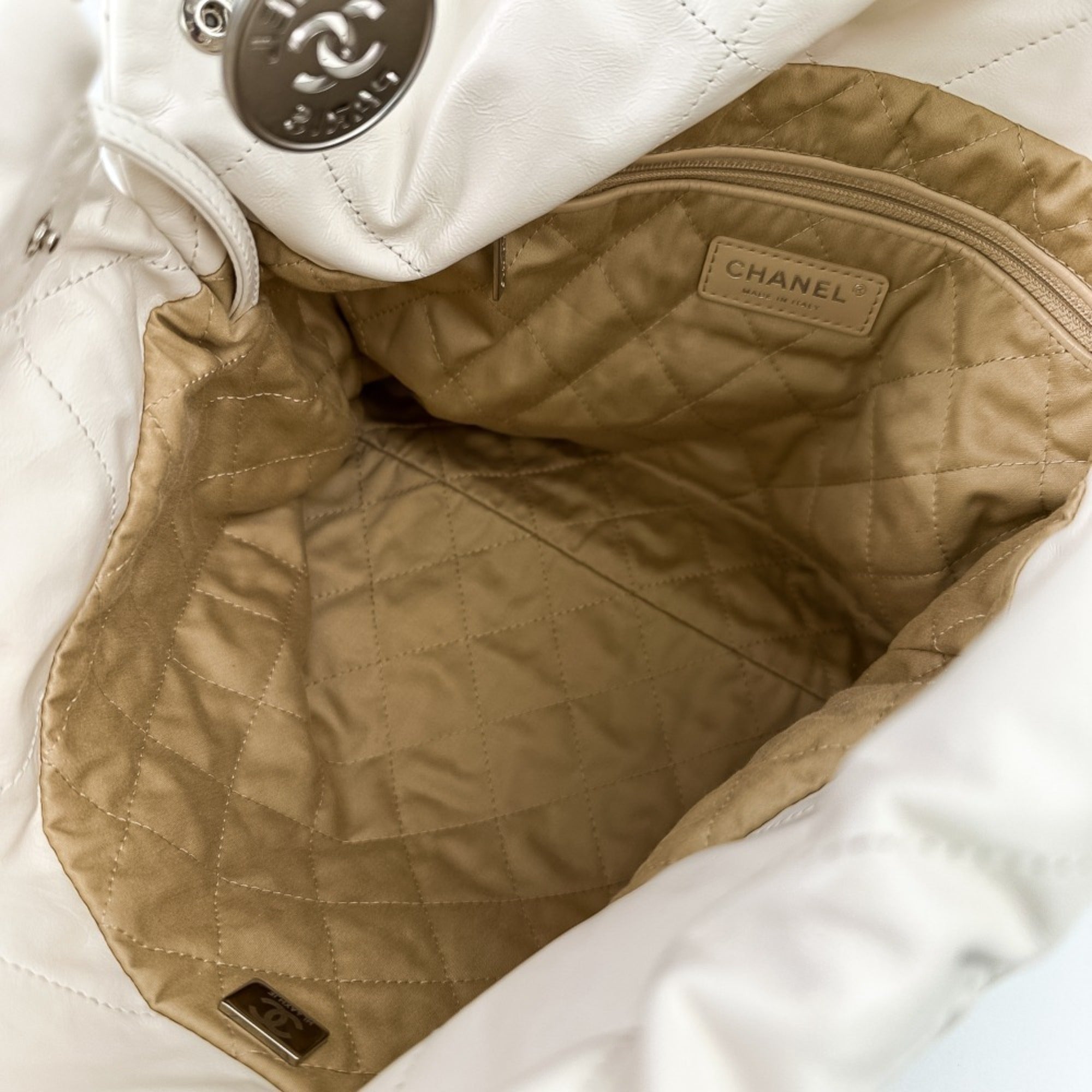 Chanel White Leather Shoulder Bag (Pre-Owned)