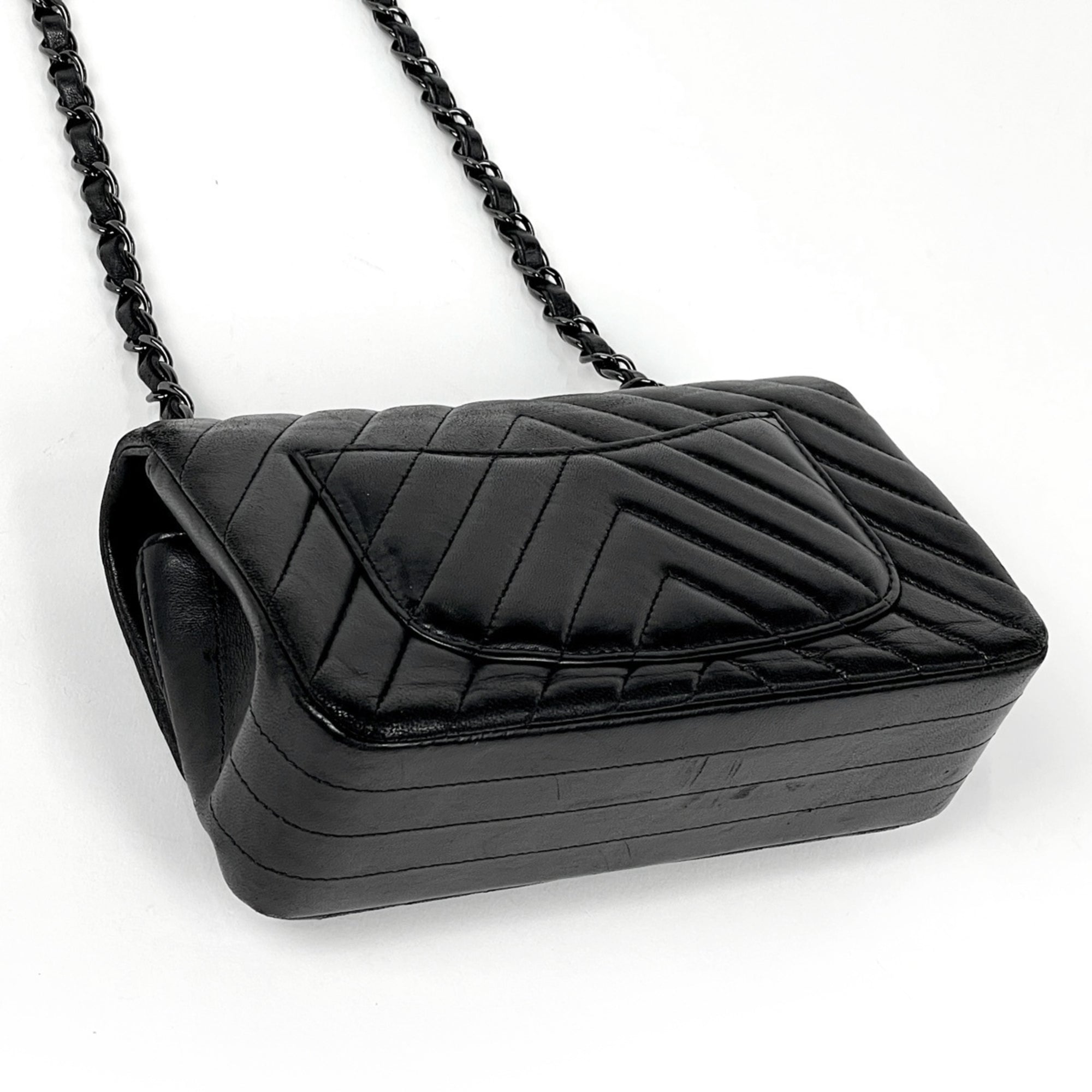 Chanel Black Leather Shoulder Bag (Pre-Owned)