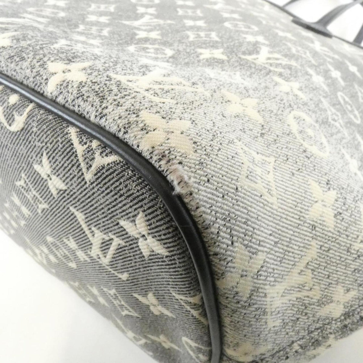 Louis Vuitton Gris Canvas Handbag (Pre-Owned)