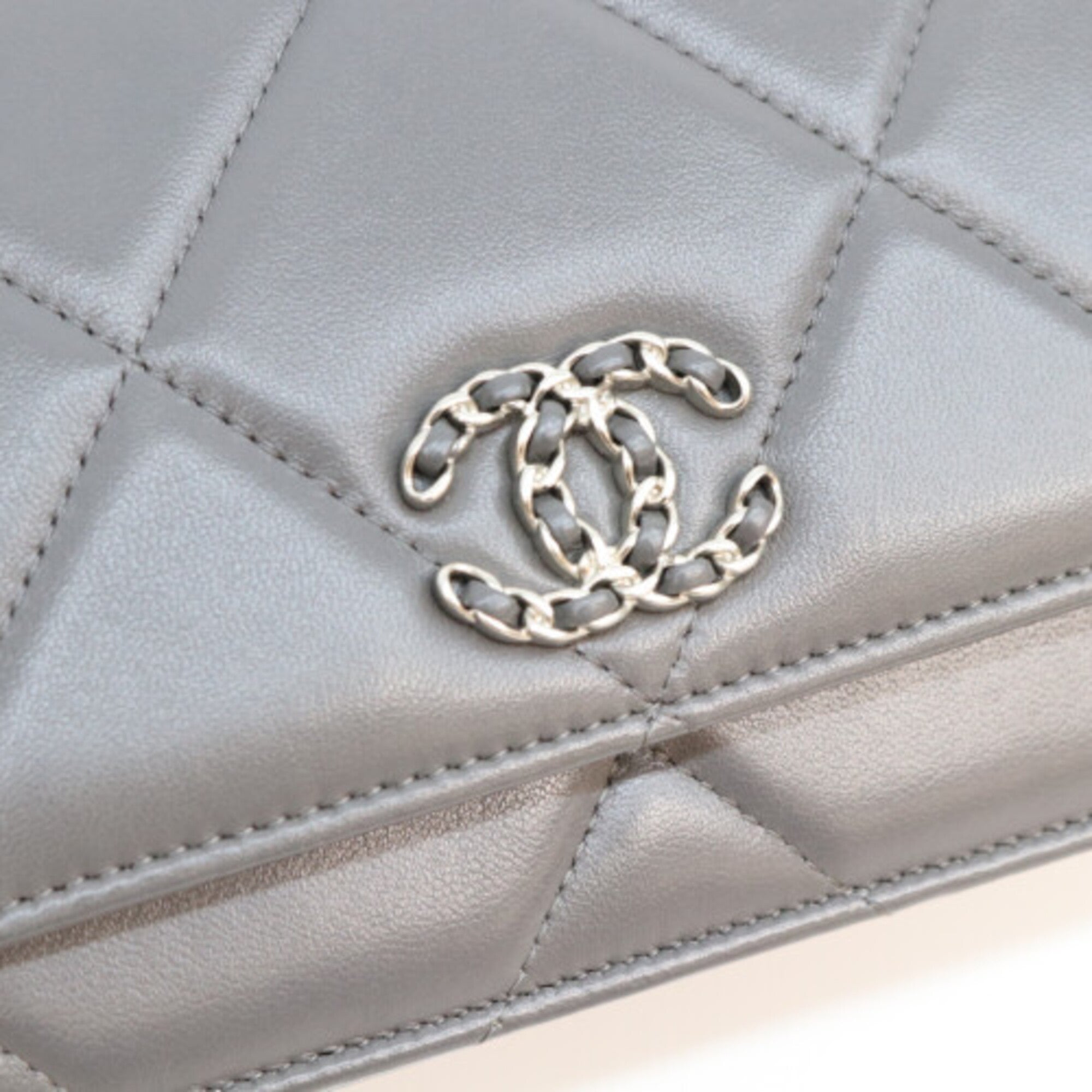 Chanel Gray Leather Shoulder Bag (Pre-Owned)