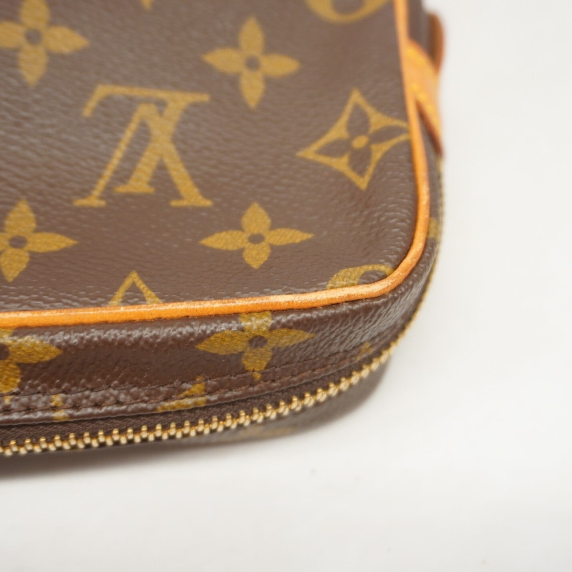 Louis Vuitton Brown Clutch Bag (Pre-Owned)