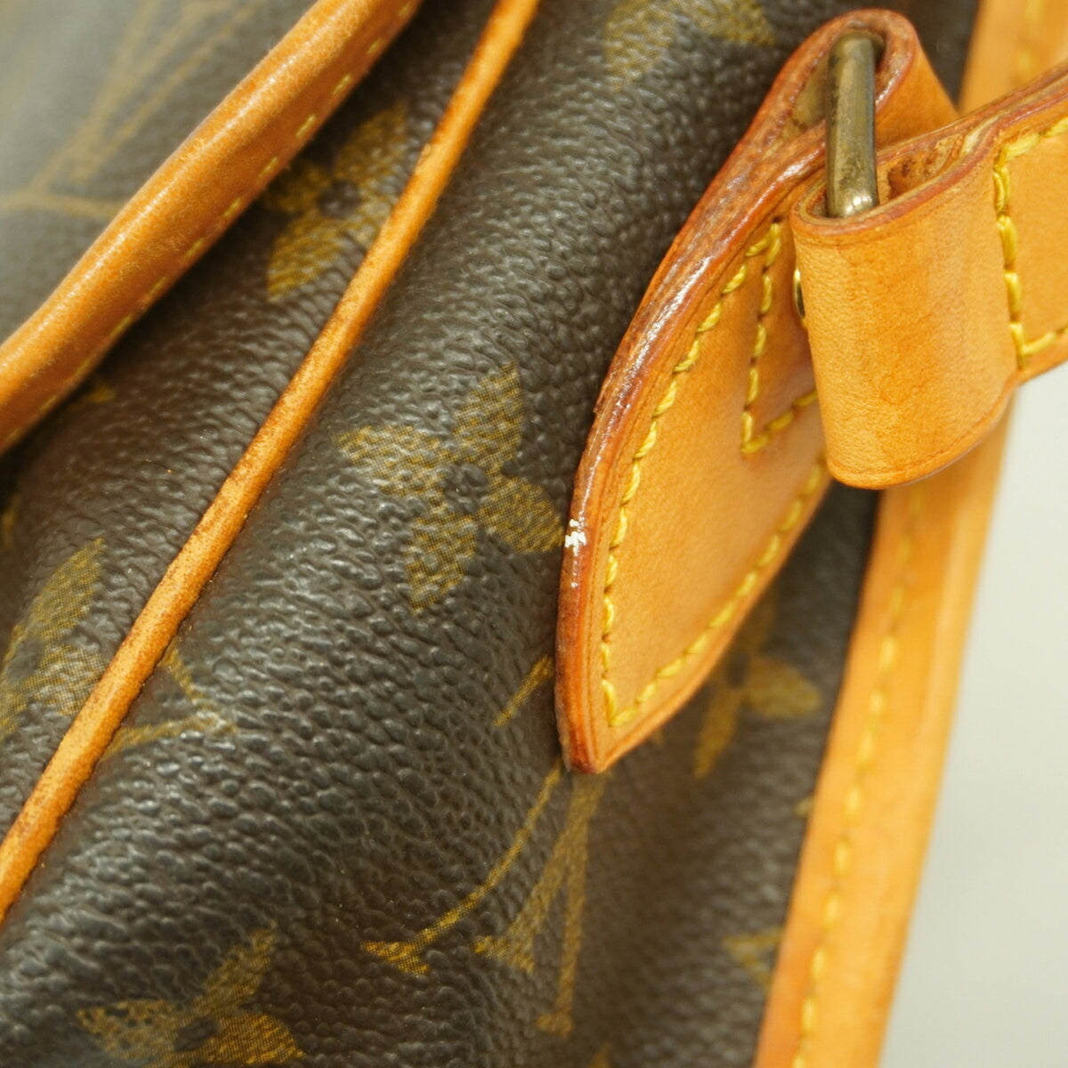 Louis Vuitton Brown Shoulder Bag (Pre-Owned)