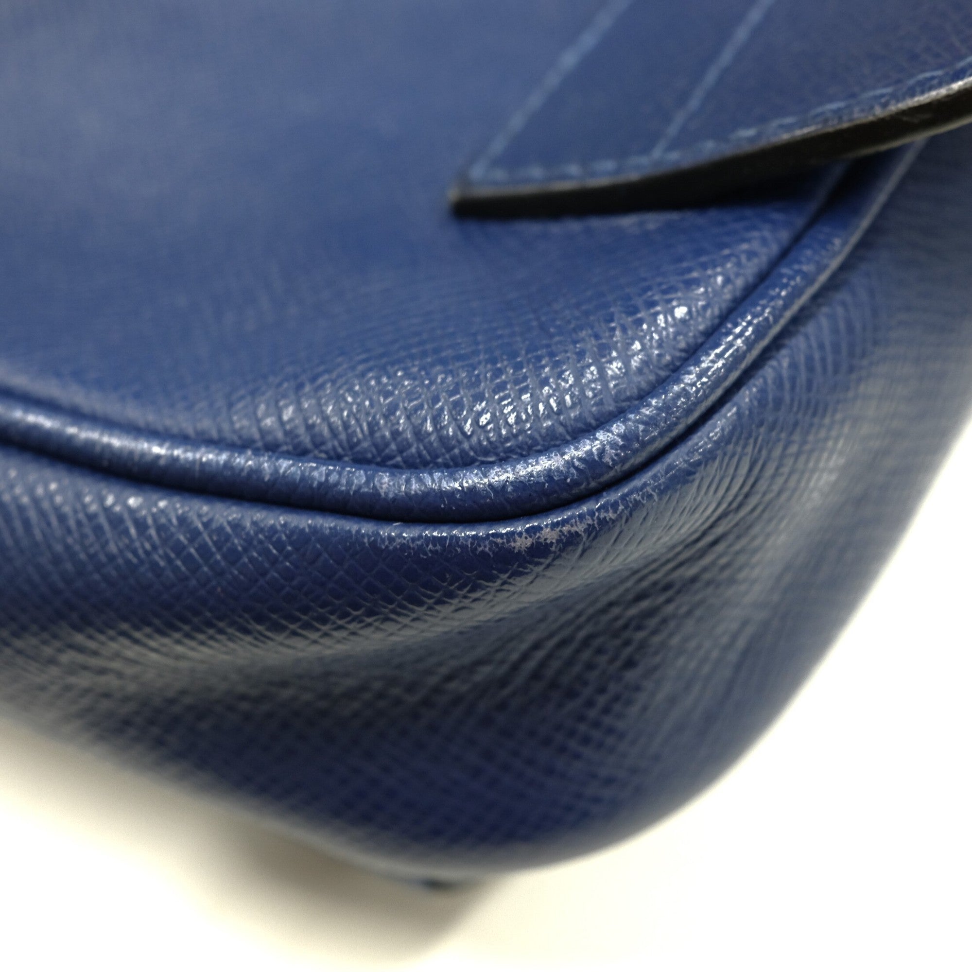 Louis Vuitton Blue Taiga Leather Sling Bag (Pre-Owned)
