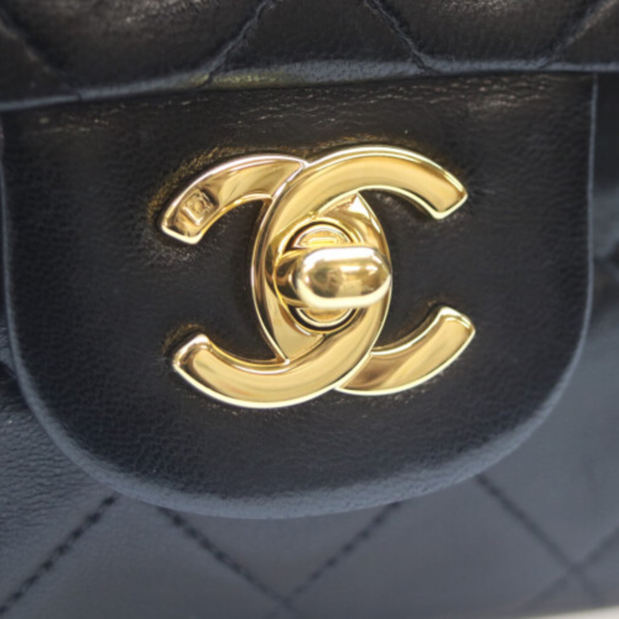 Chanel Black Leather Shoulder Bag (Pre-Owned)