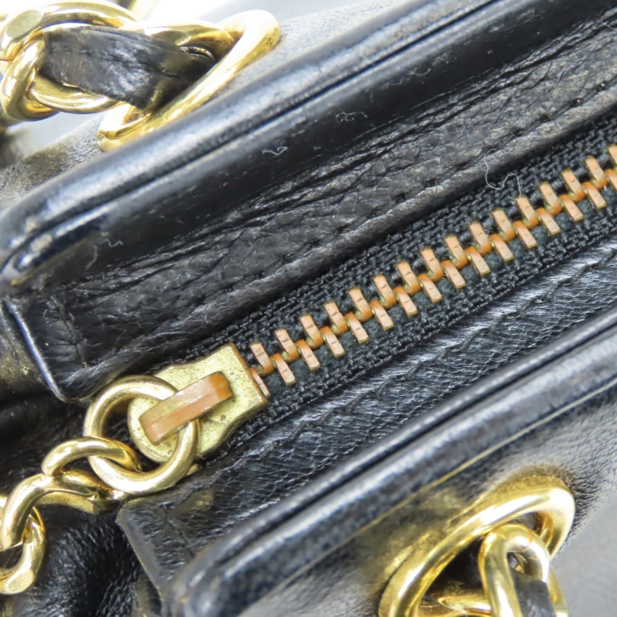 Chanel Black Leather Shoulder Bag (Pre-Owned)