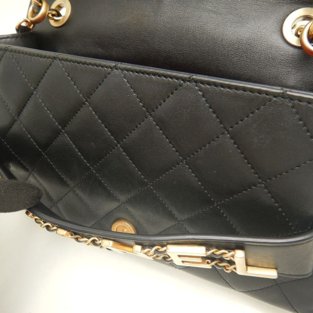 Chanel Black Leather Shoulder Bag (Pre-Owned)