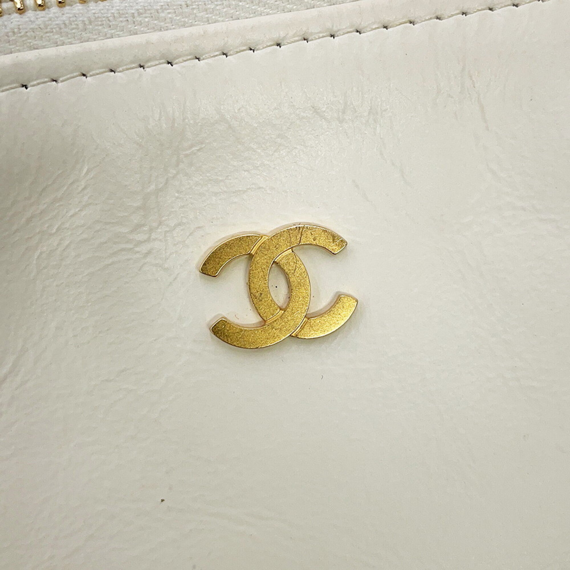 Chanel Matelasse White Leather Handbag (Pre-Owned)