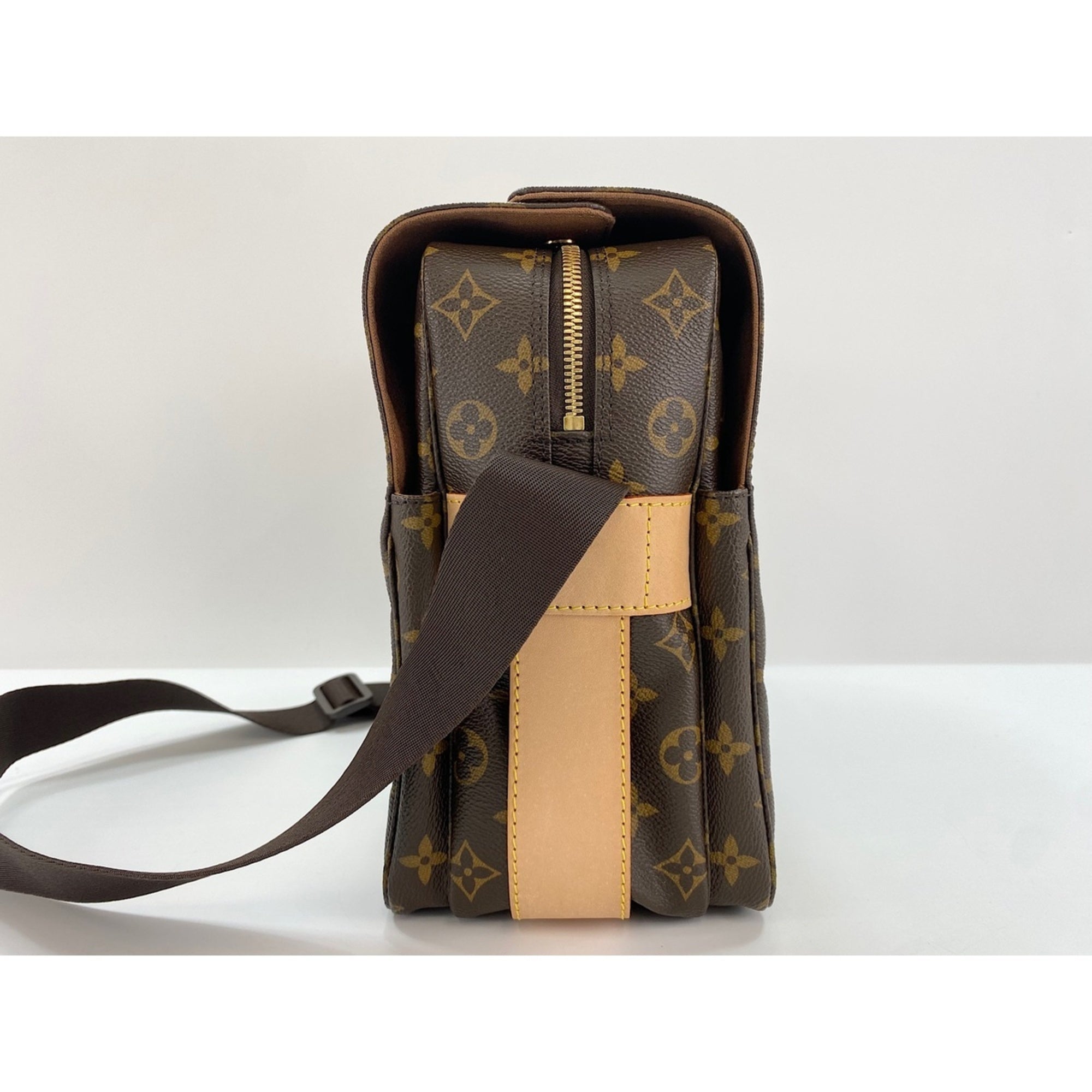 Louis Vuitton Brown Shoulder Bag (Pre-Owned)