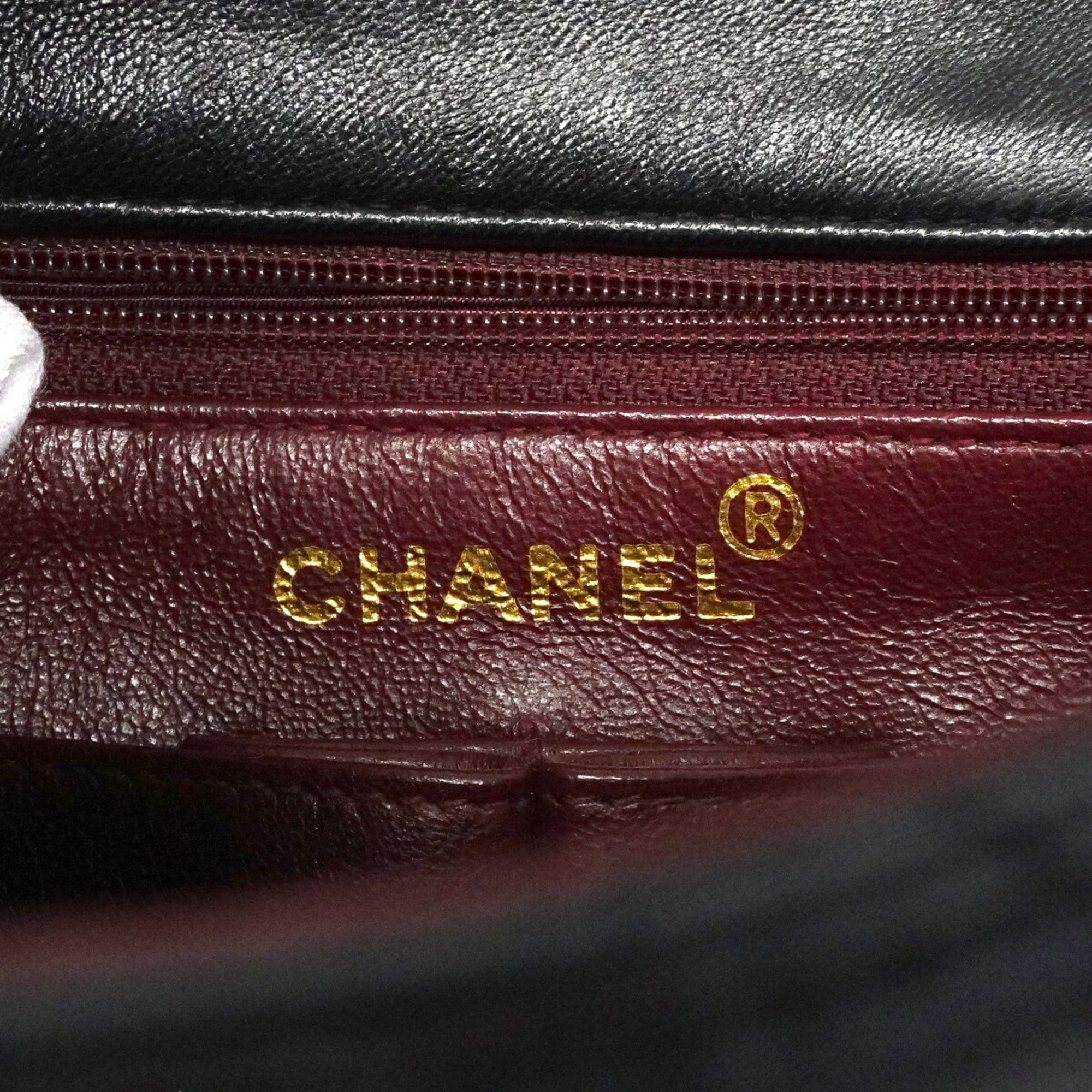 Chanel Black Leather Shoulder Bag (Pre-Owned)