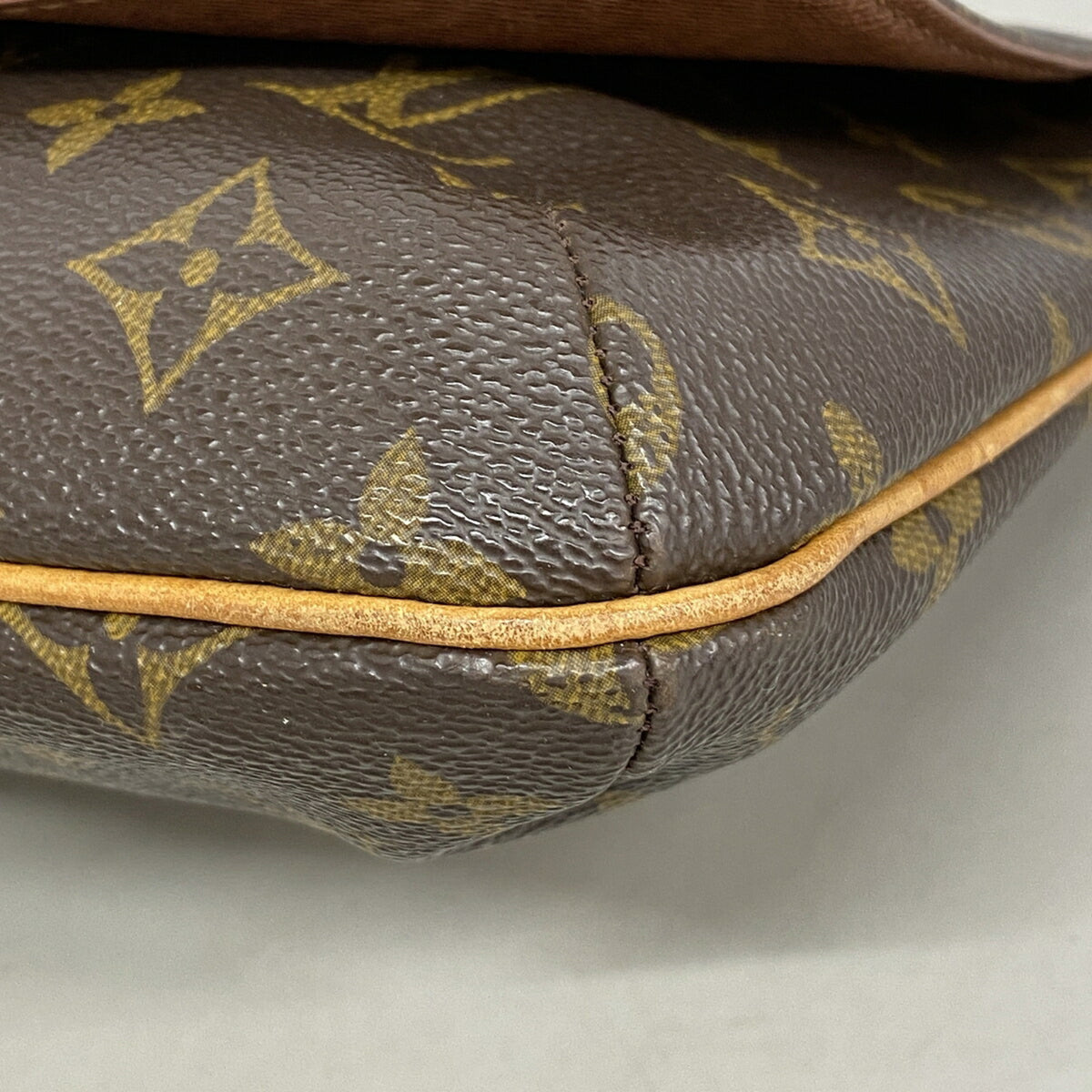 Louis Vuitton Brown Shoulder Bag (Pre-Owned)