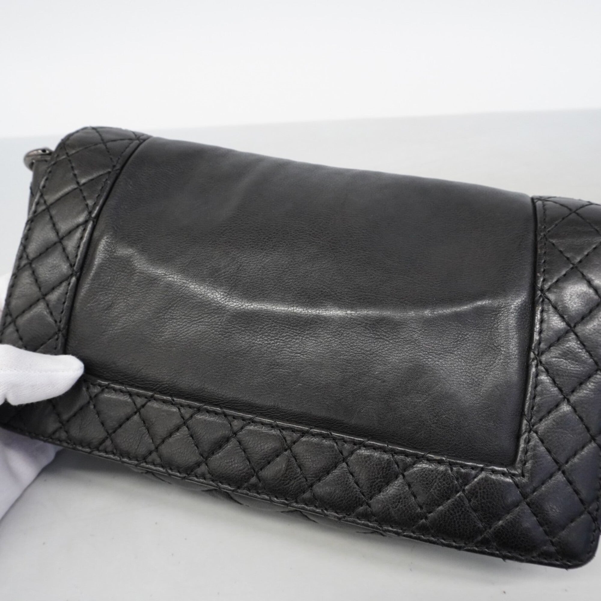 Chanel Black Leather Shoulder Bag (Pre-Owned)