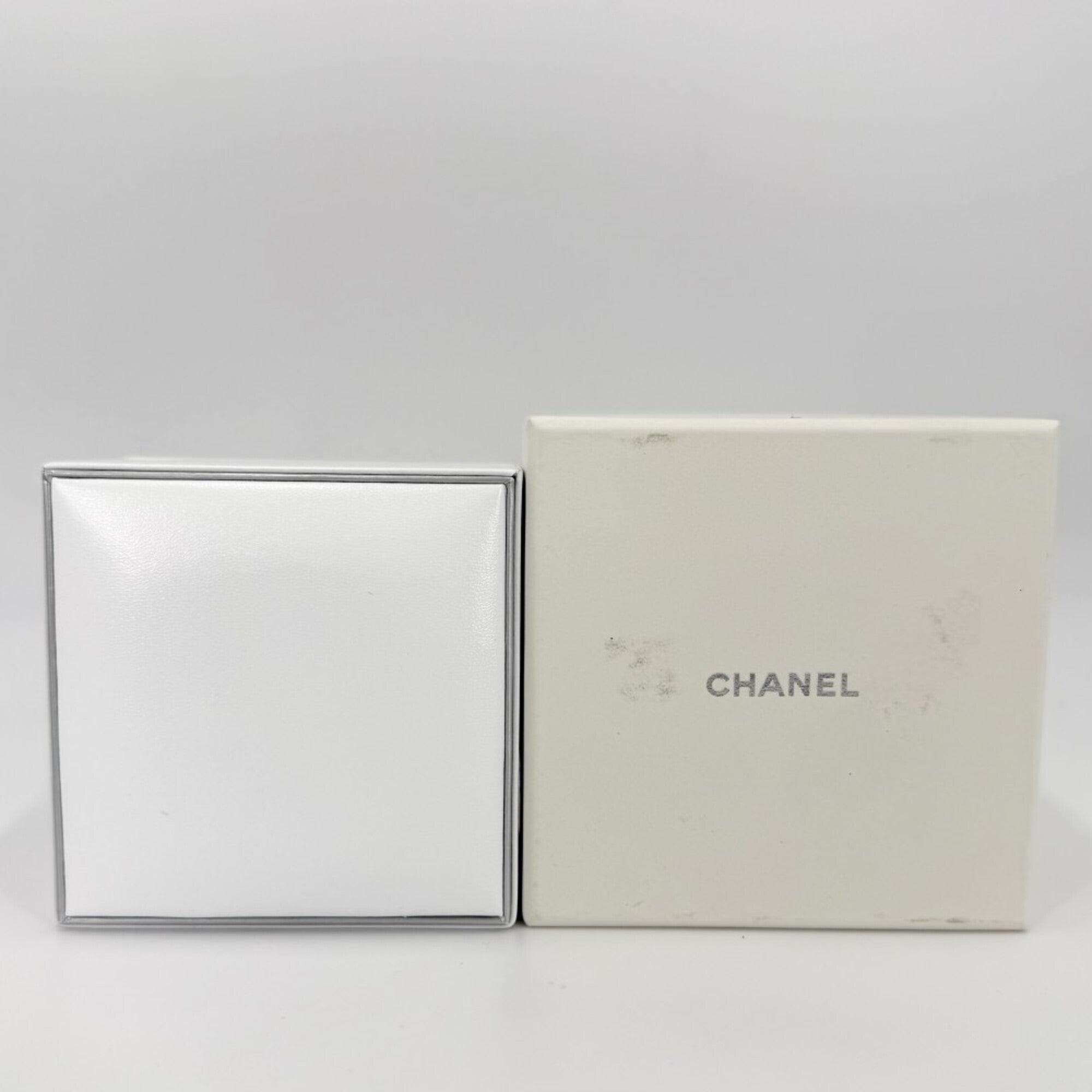 Chanel Platinum 950 Band Ring (Pre-Owned)