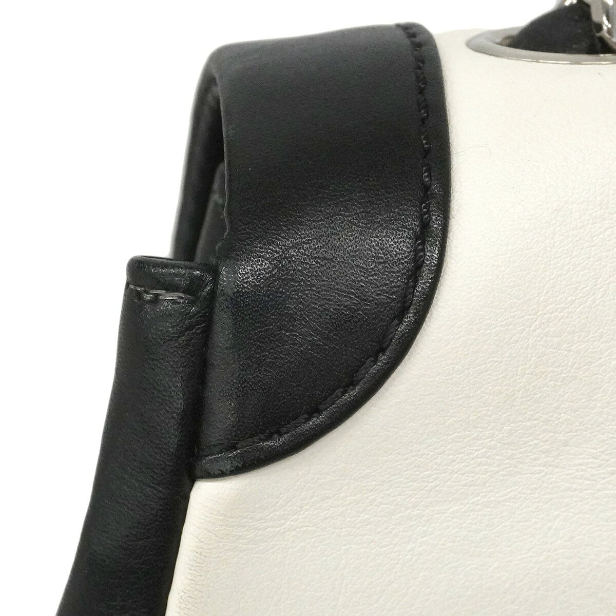 Chanel Black White Leather Shoulder Bag (Pre-Owned)
