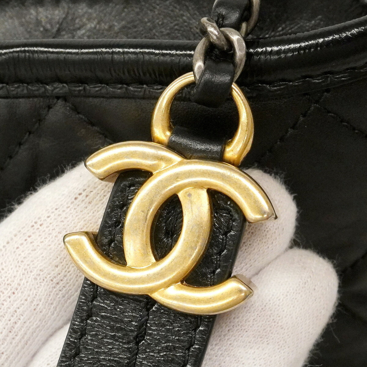 Chanel Black Leather Shoulder Bag (Pre-Owned)