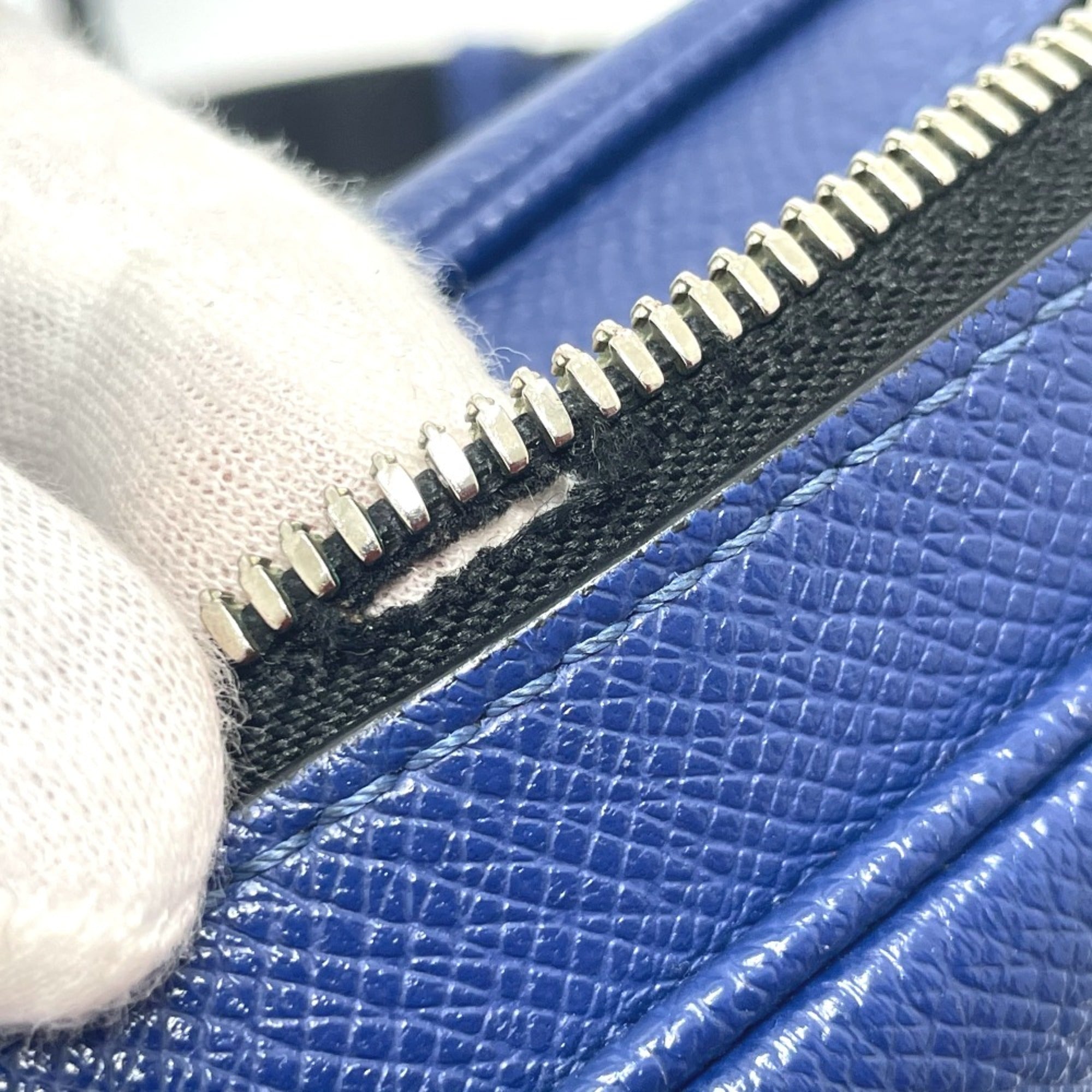 Louis Vuitton Blue Leather Shoulder Bag (Pre-Owned)
