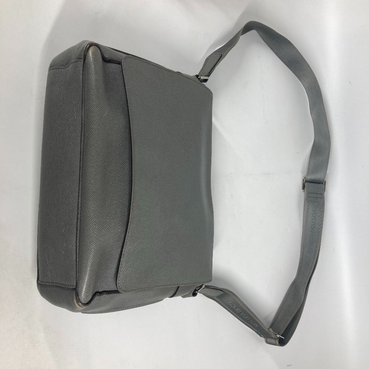 Louis Vuitton Gray Taiga Leather Messenger Bag Shoulder Bag (Pre-Owned)