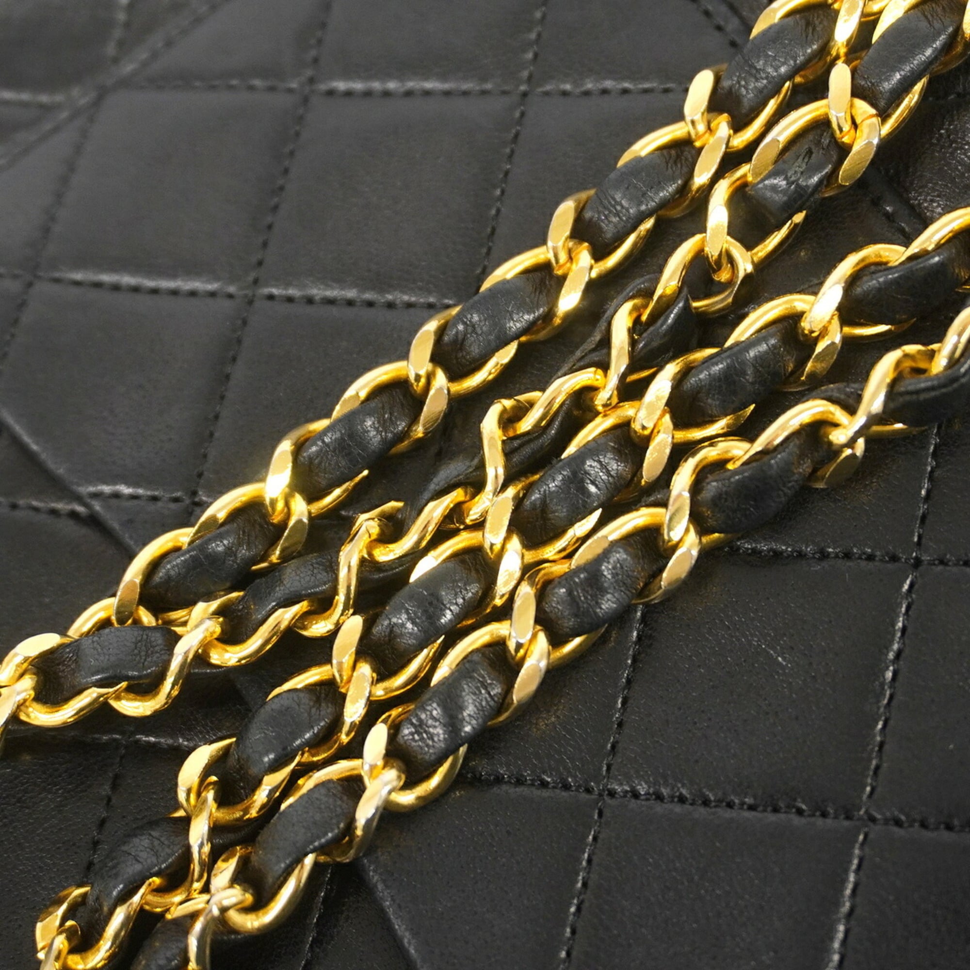 Chanel Black Leather Shoulder Bag (Pre-Owned)