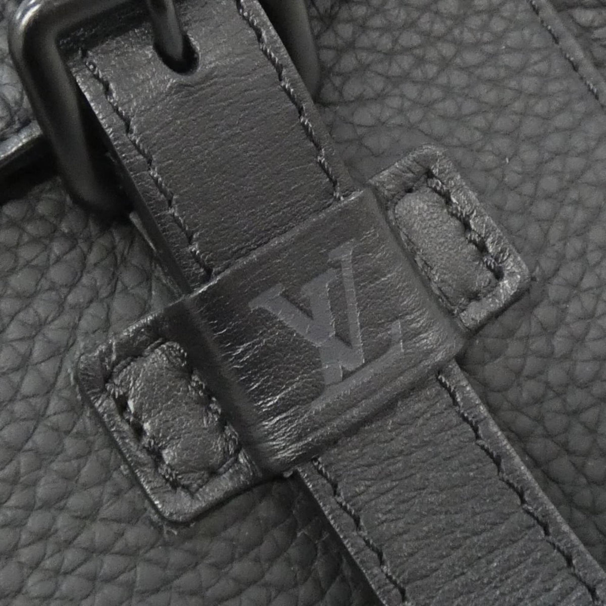 Louis Vuitton Black Leather Shoulder Bag (Pre-Owned)