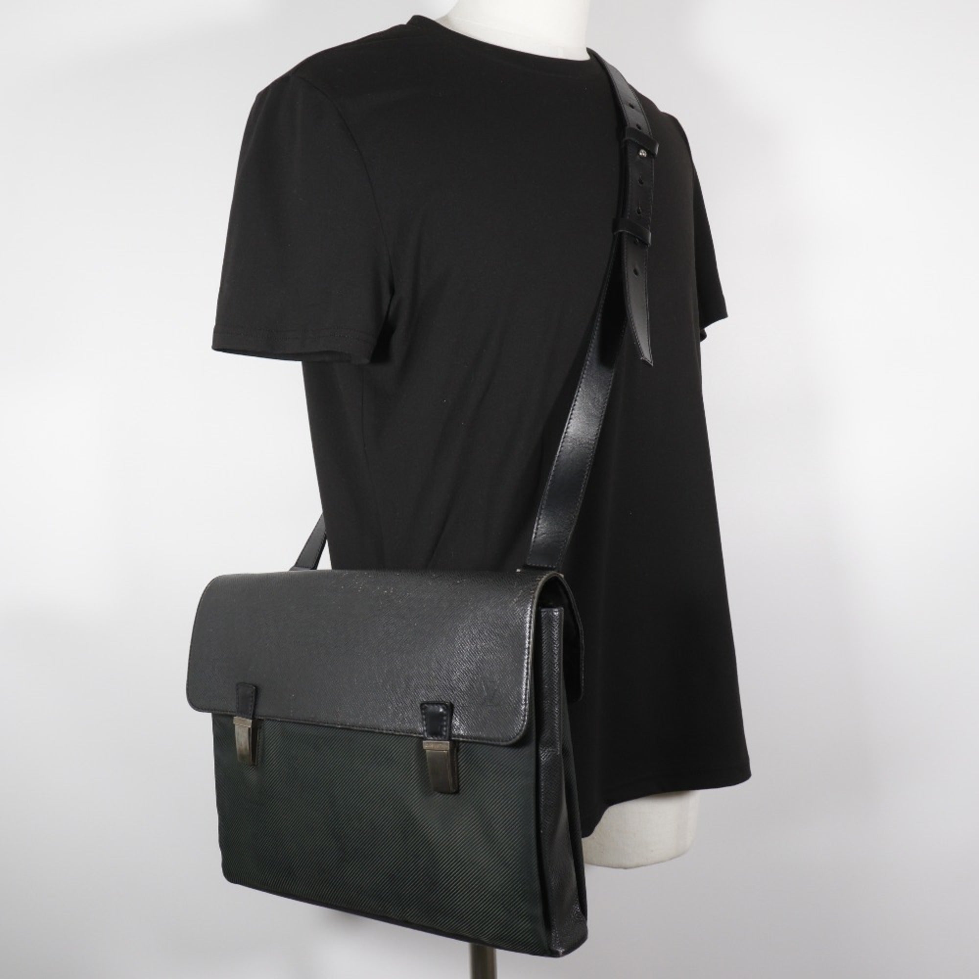 Louis Vuitton Black Noir Taiga Leather Shoulder Bag (Pre-Owned)