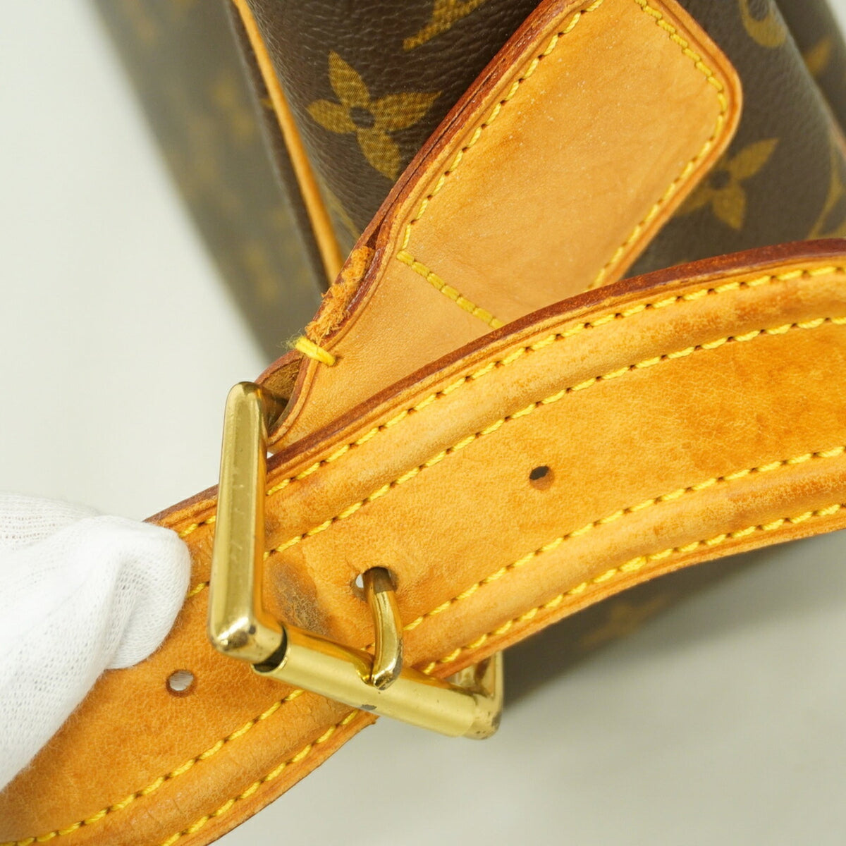 Louis Vuitton Brown Shoulder Bag (Pre-Owned)