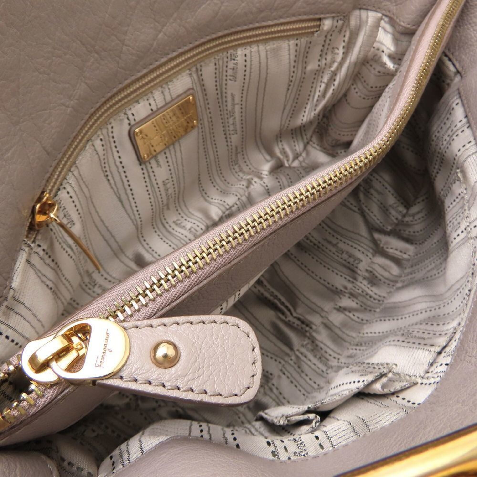 Salvatore Ferragamo Gray Leather Handbag (Pre-Owned)