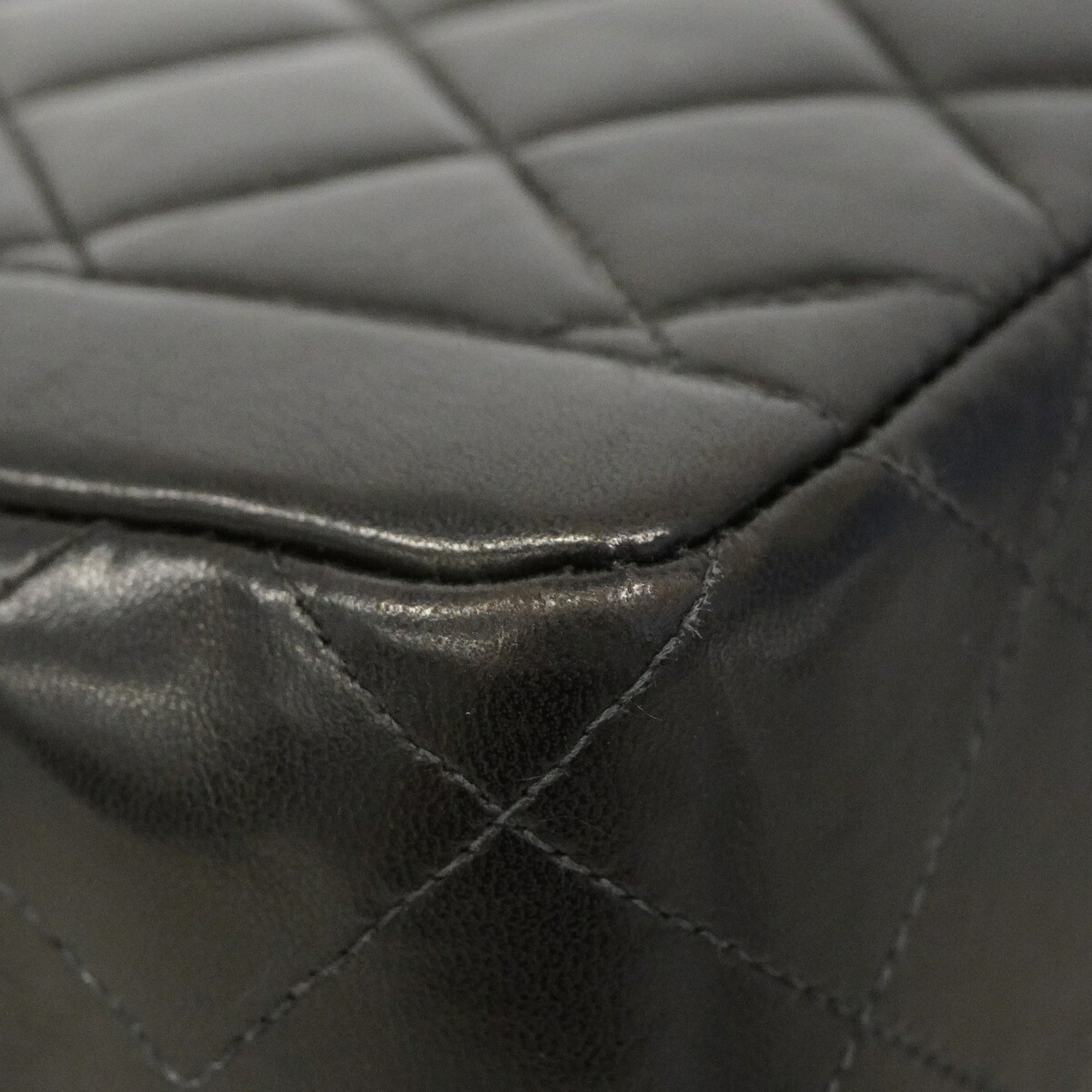 Chanel Black Leather Shoulder Bag (Pre-Owned)