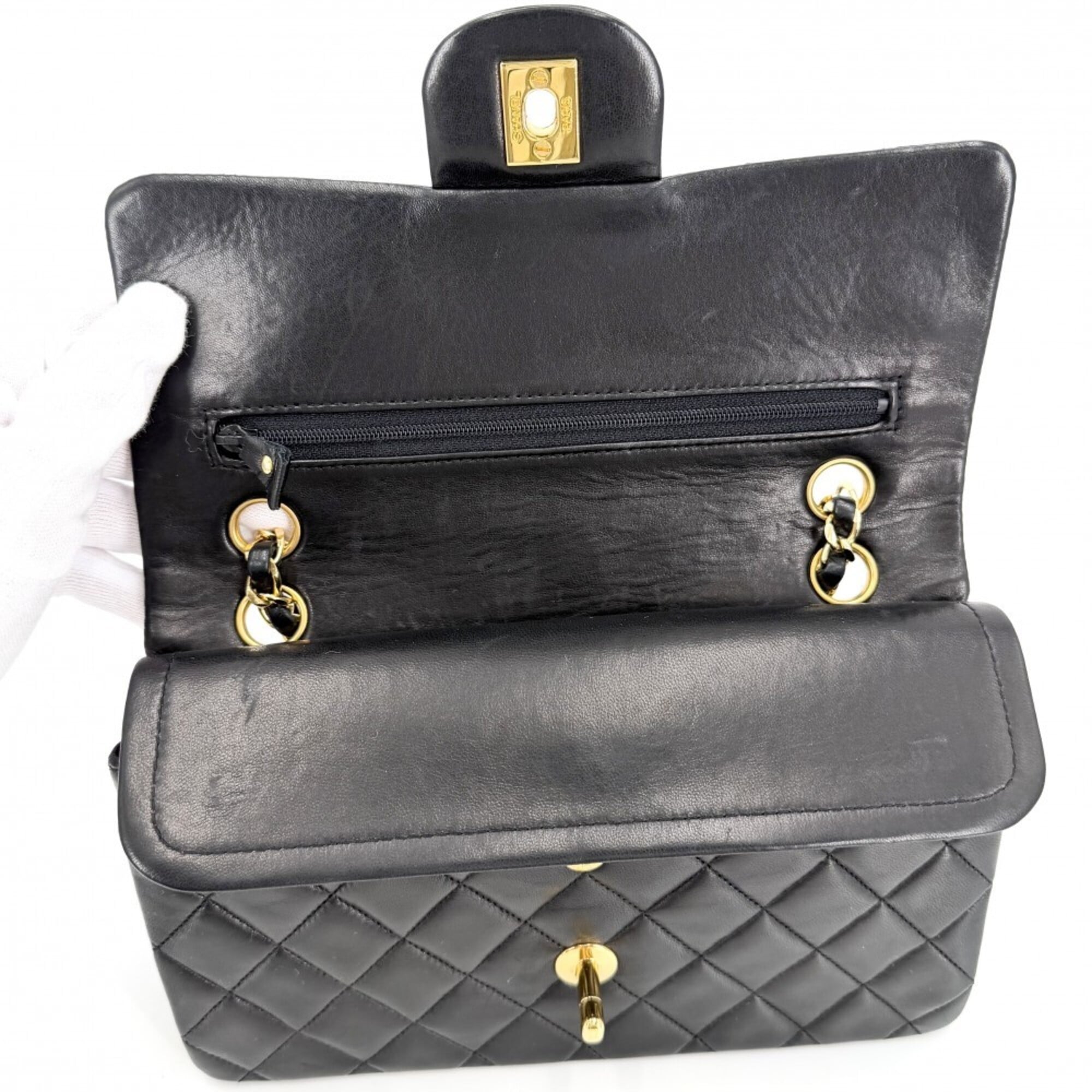 Chanel Black Leather Shoulder Bag (Pre-Owned)