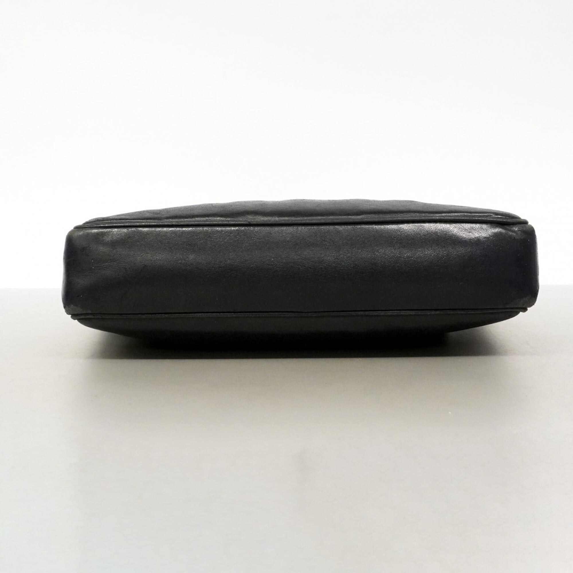 Chanel Black Leather Shoulder Bag (Pre-Owned)