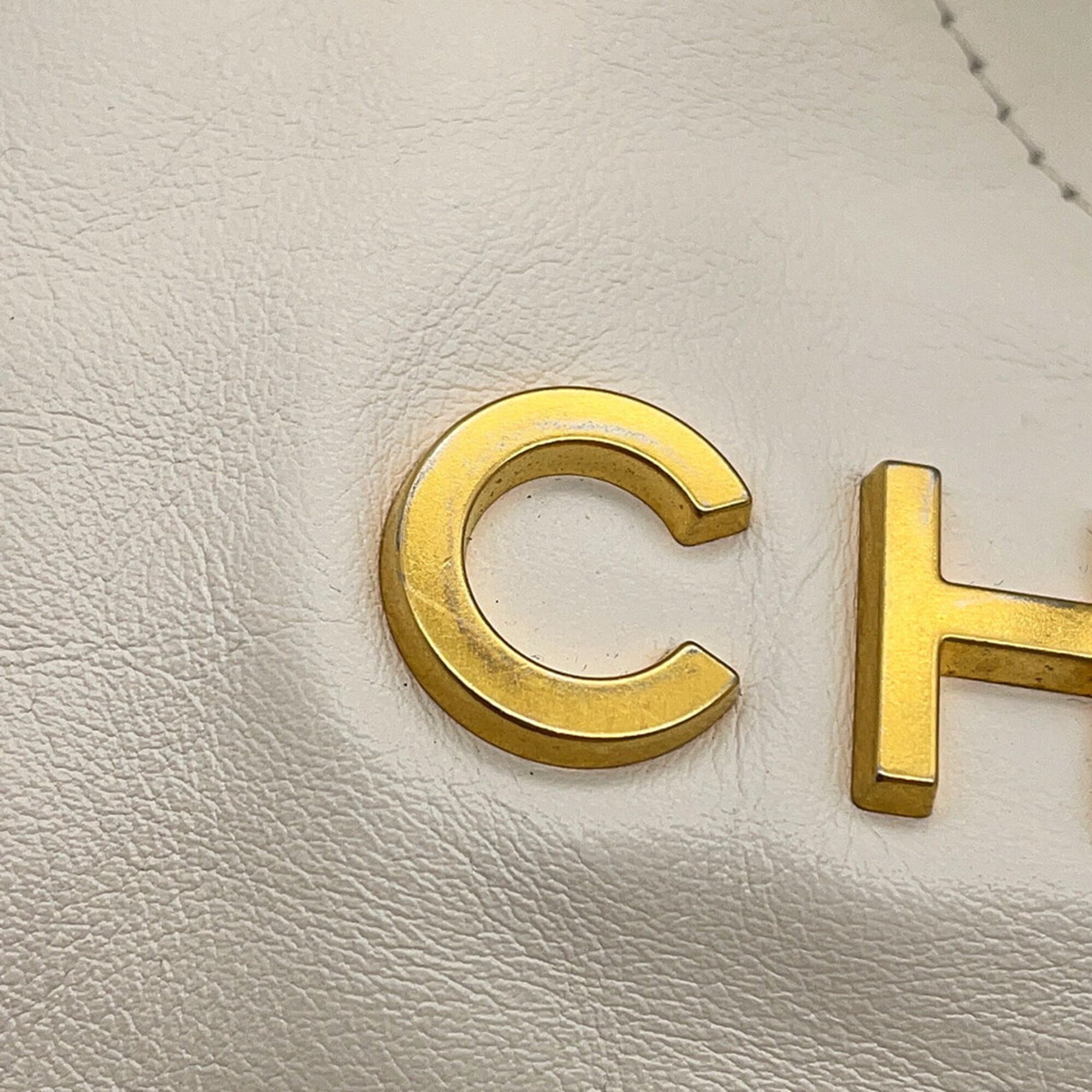 Chanel White Leather Handbag (Pre-Owned)