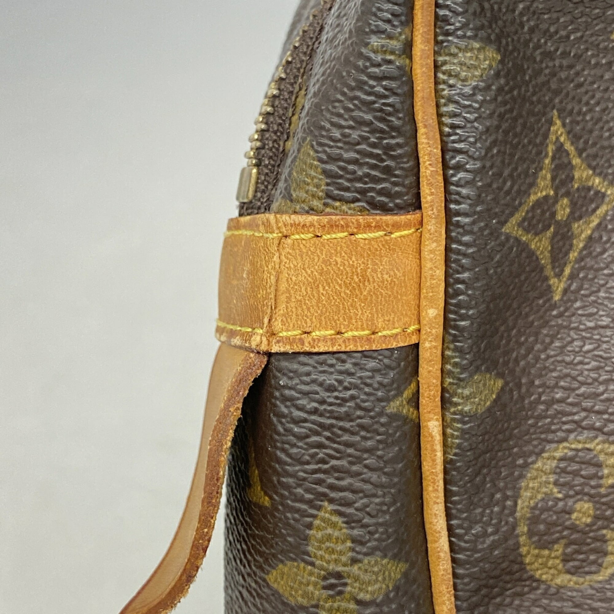 Louis Vuitton Brown Clutch Bag (Pre-Owned)