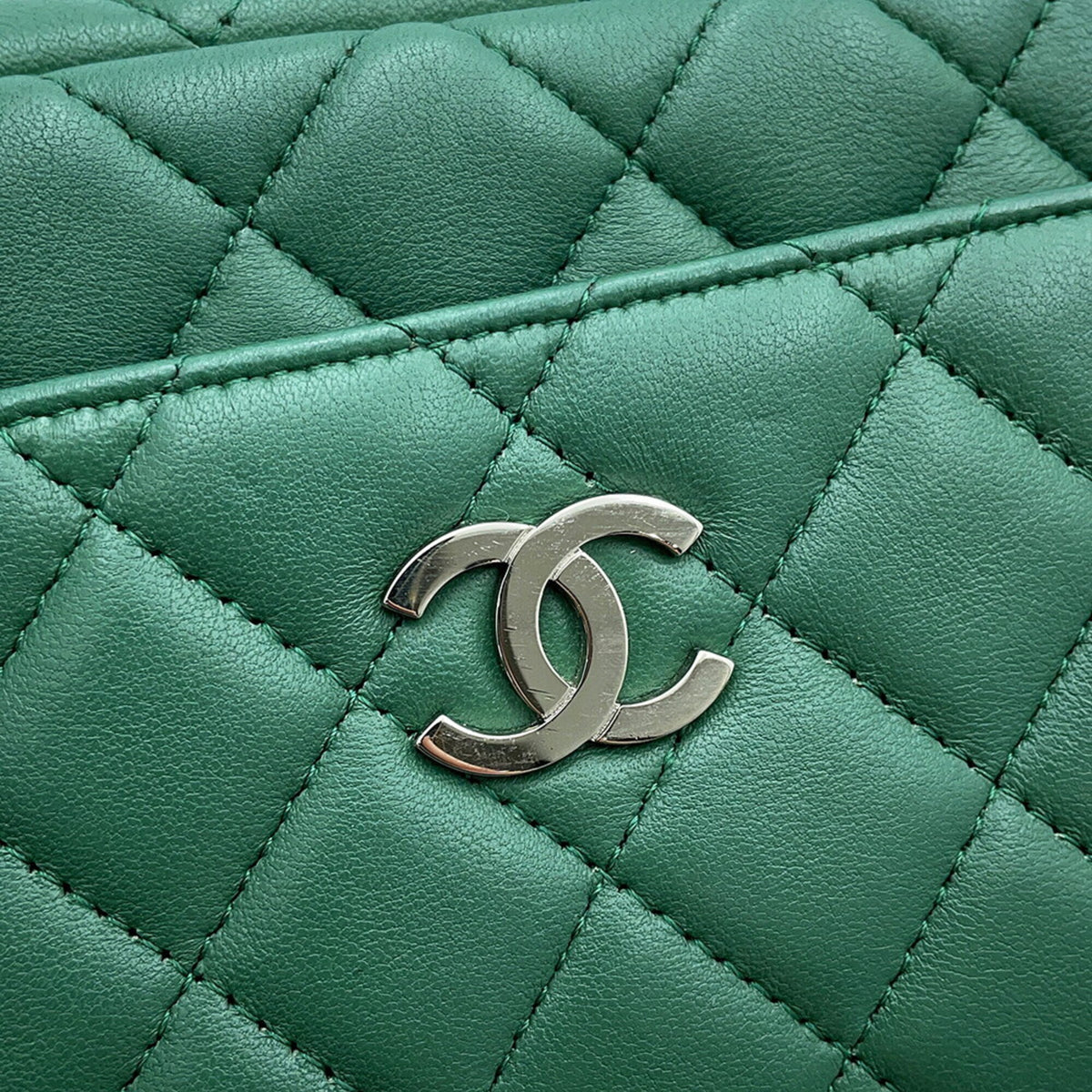 Chanel Matelasse Green Leather Pochette Shoulder Bag (Pre-Owned)