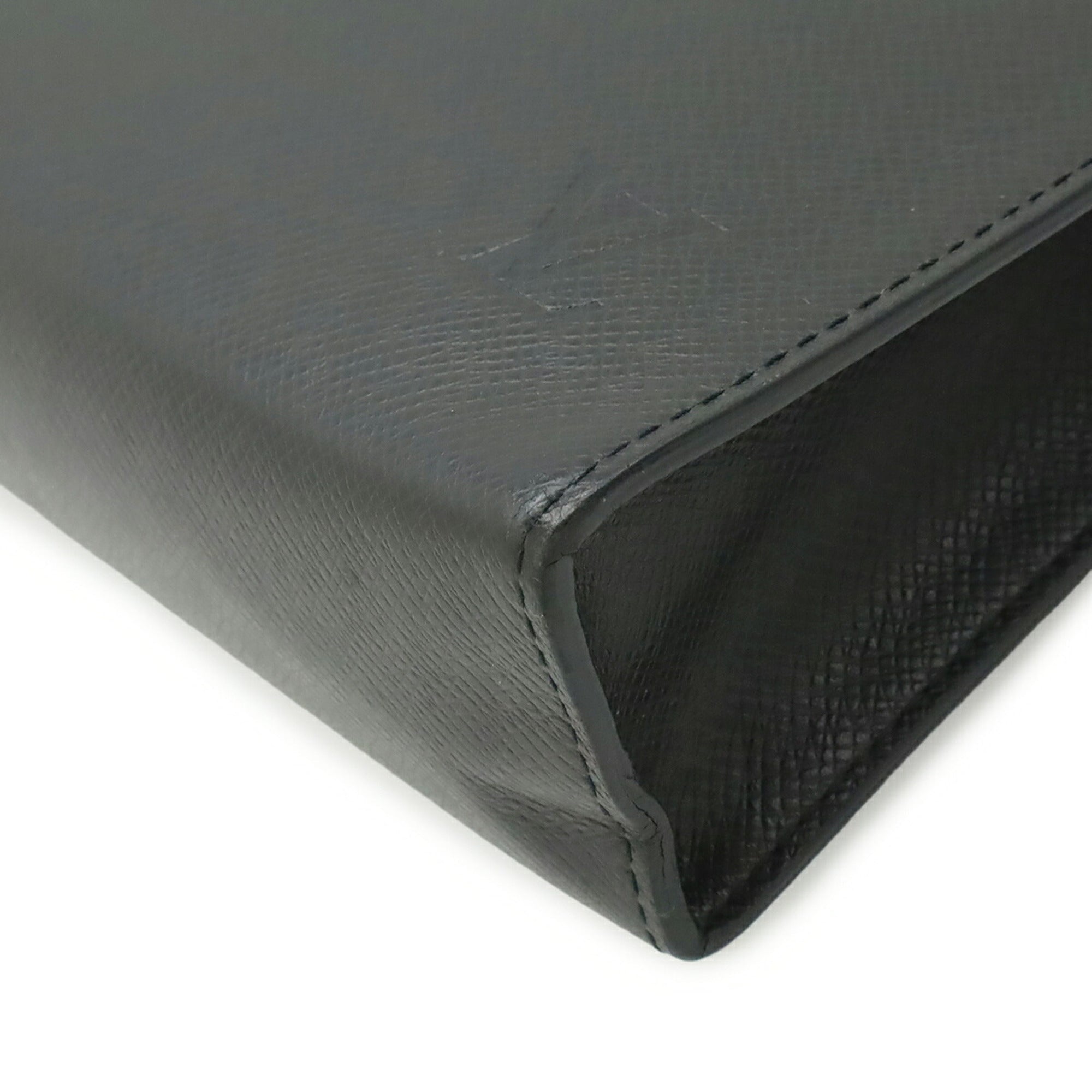 Louis Vuitton Black Noir Taiga Leather Clutch Bag Pochette (Pre-Owned)