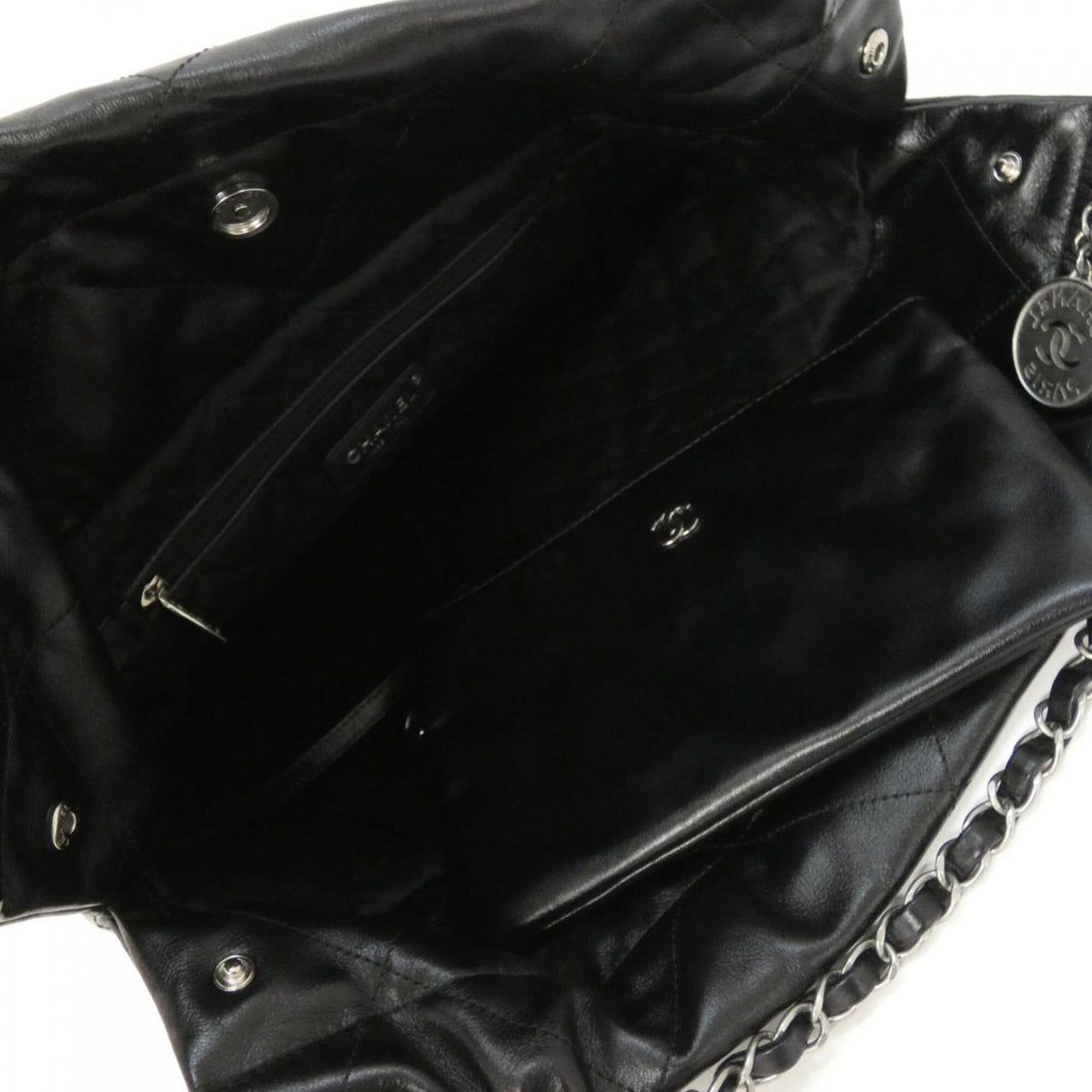 Chanel Black Leather Shoulder Bag (Pre-Owned)